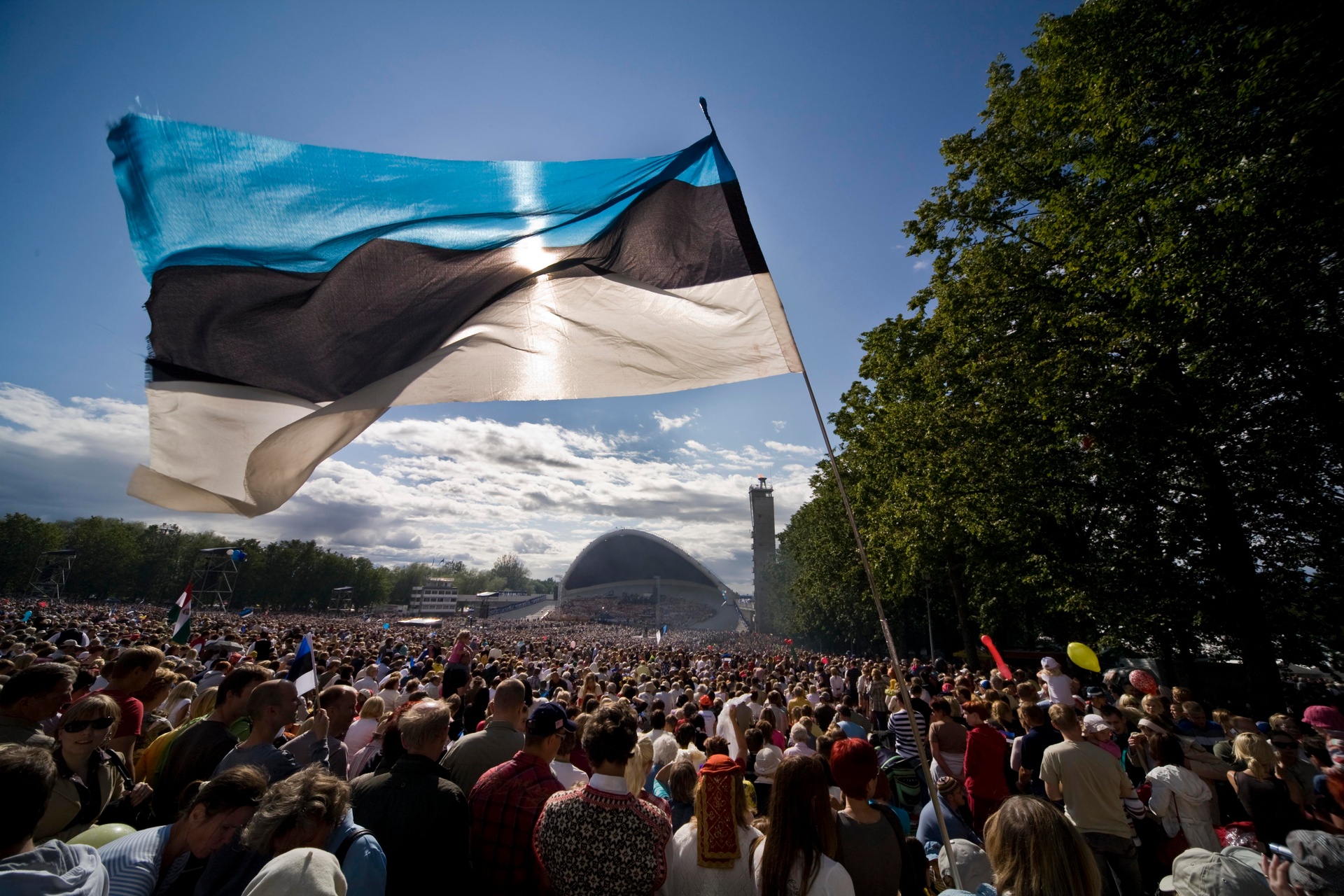 Laulupidu laulukaare all Tallinnas