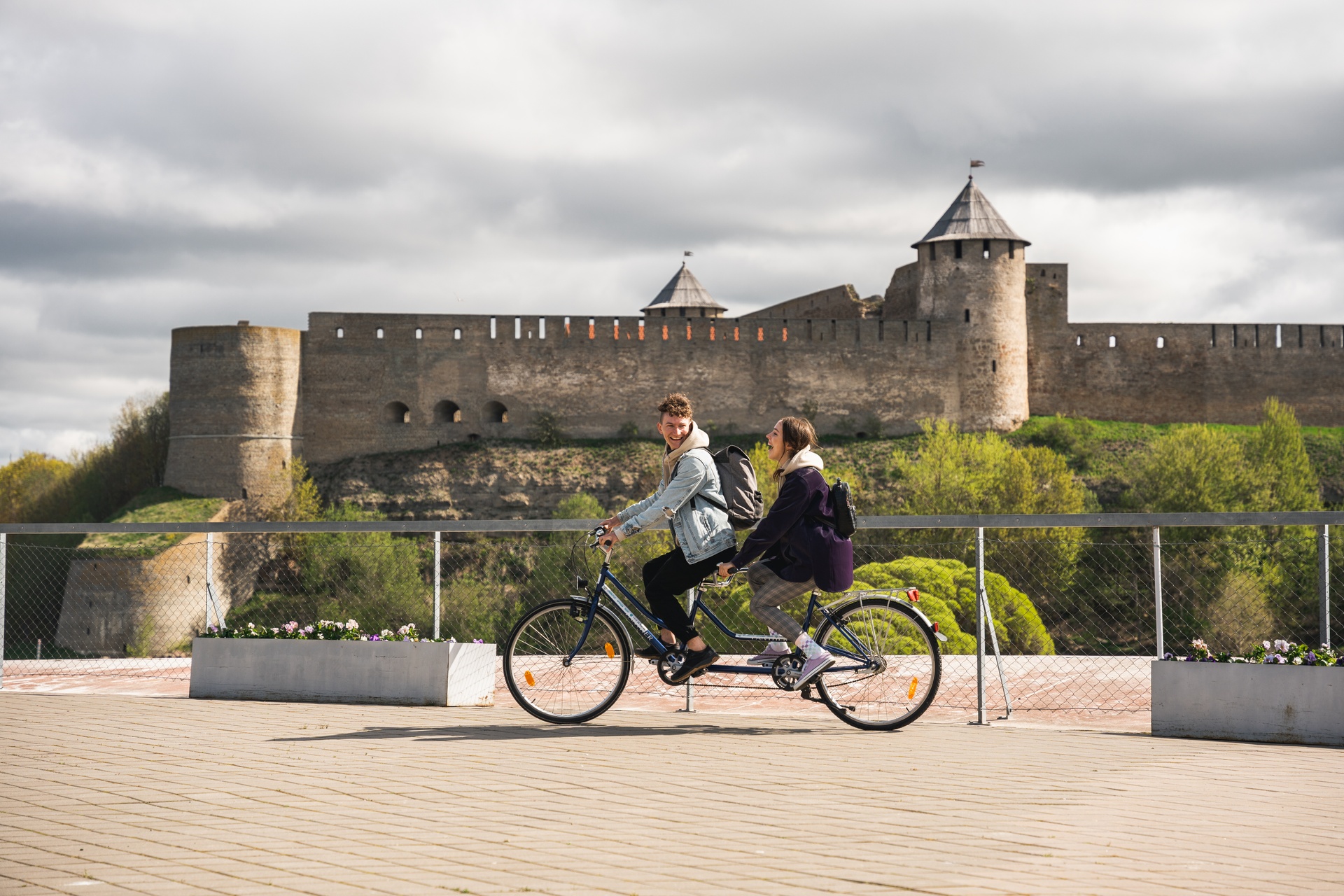 Couple cycling in Narva