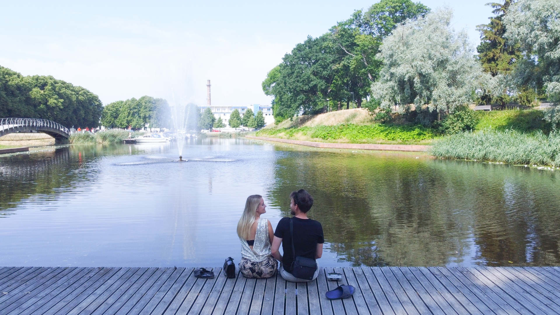 couple sitting in pärnu city