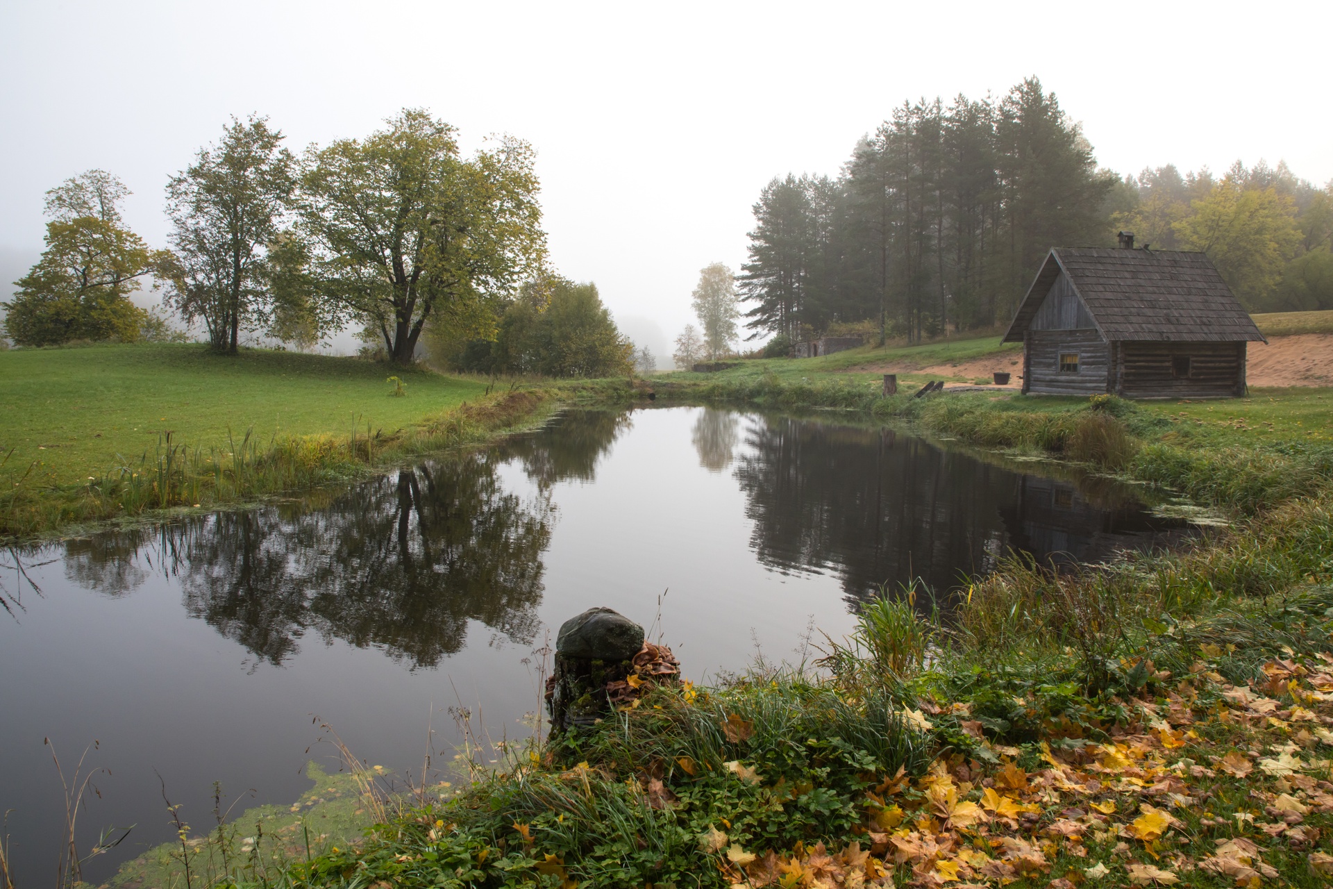 Fluss und altes Haus im Karula-Nationalpark