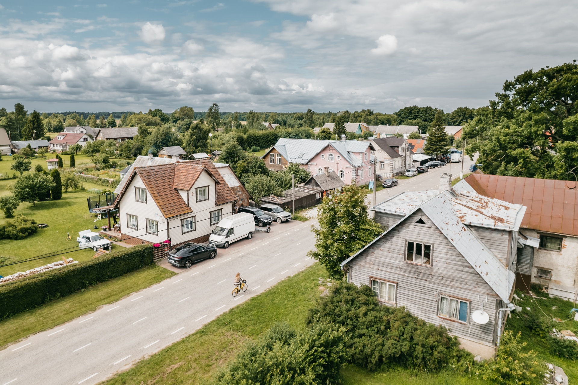 Tüdruk jalgarattaga sibulateel avastamas