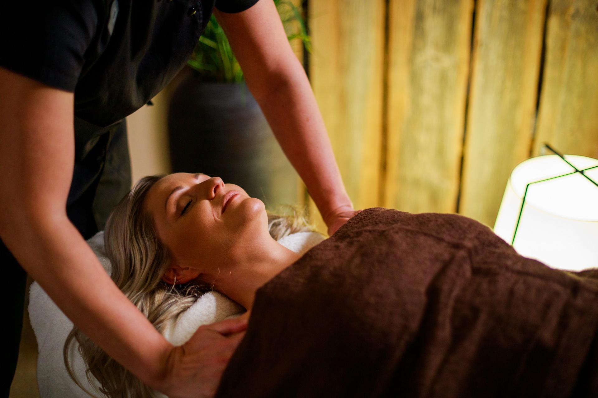 Eine Frau bekommt eine Massage im Georg Ots Spa Hotel