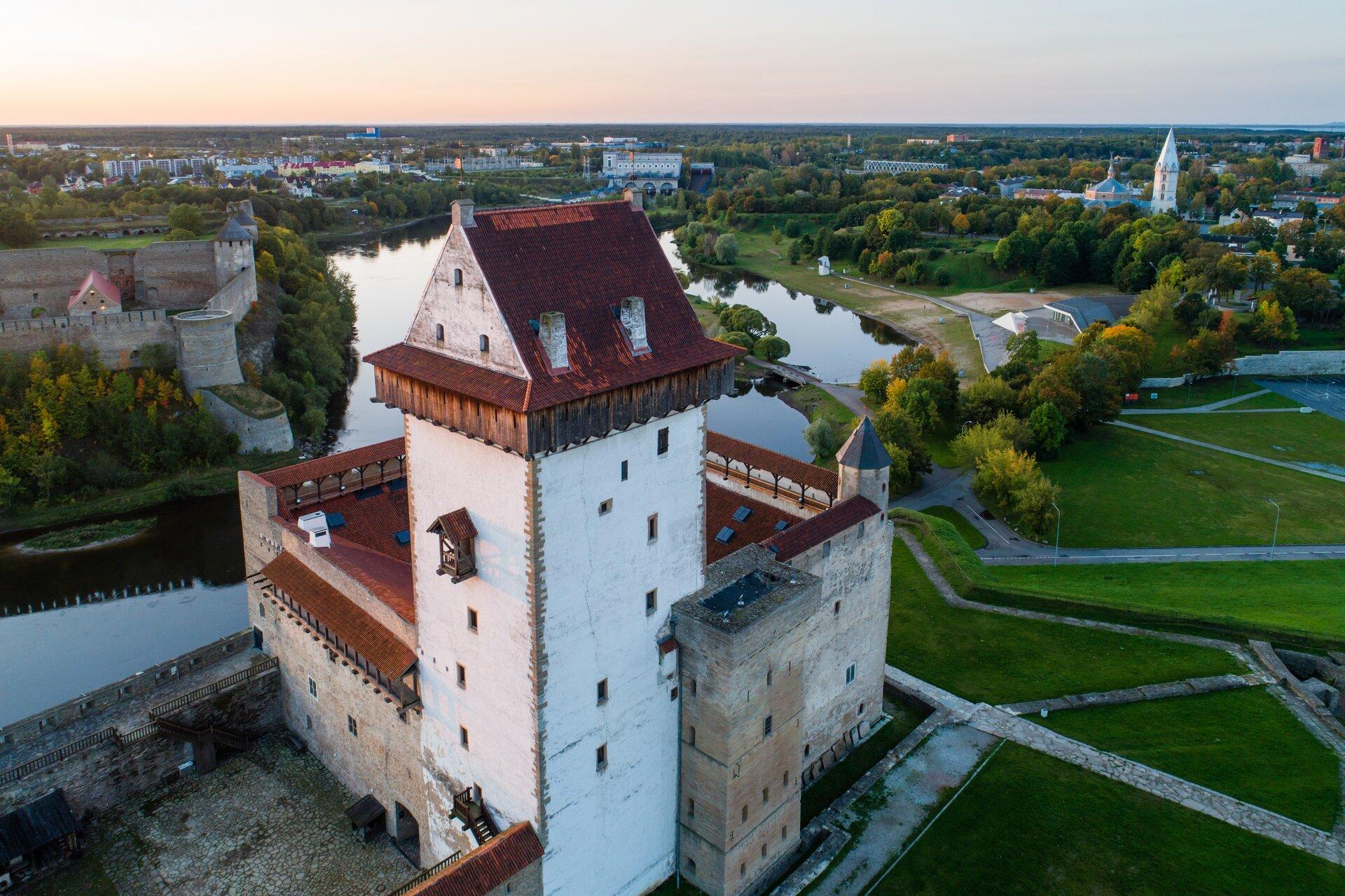 Burg Narva mit Blick über die Stadt