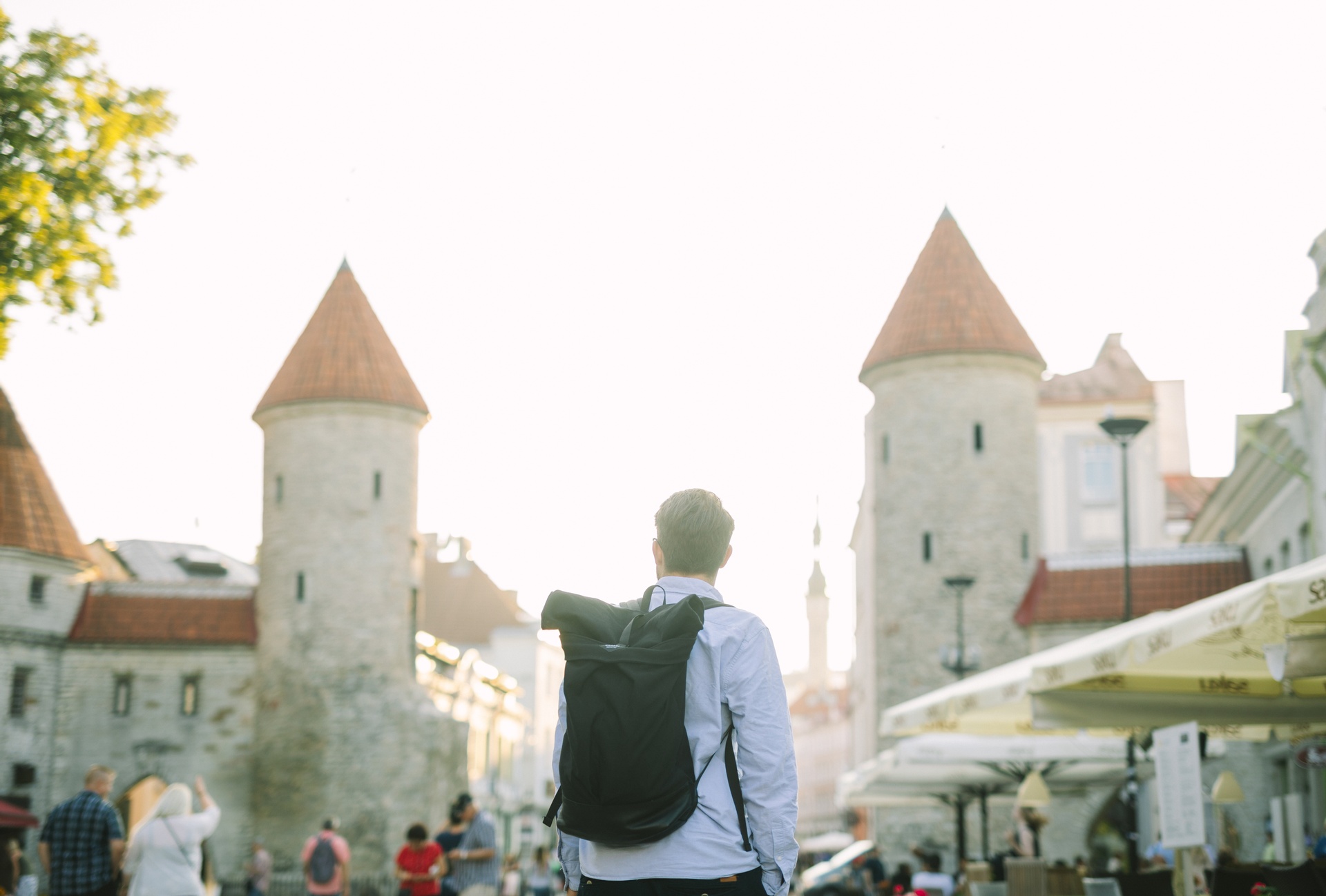 Ein Mann geht durch die Altstadt von Tallinn