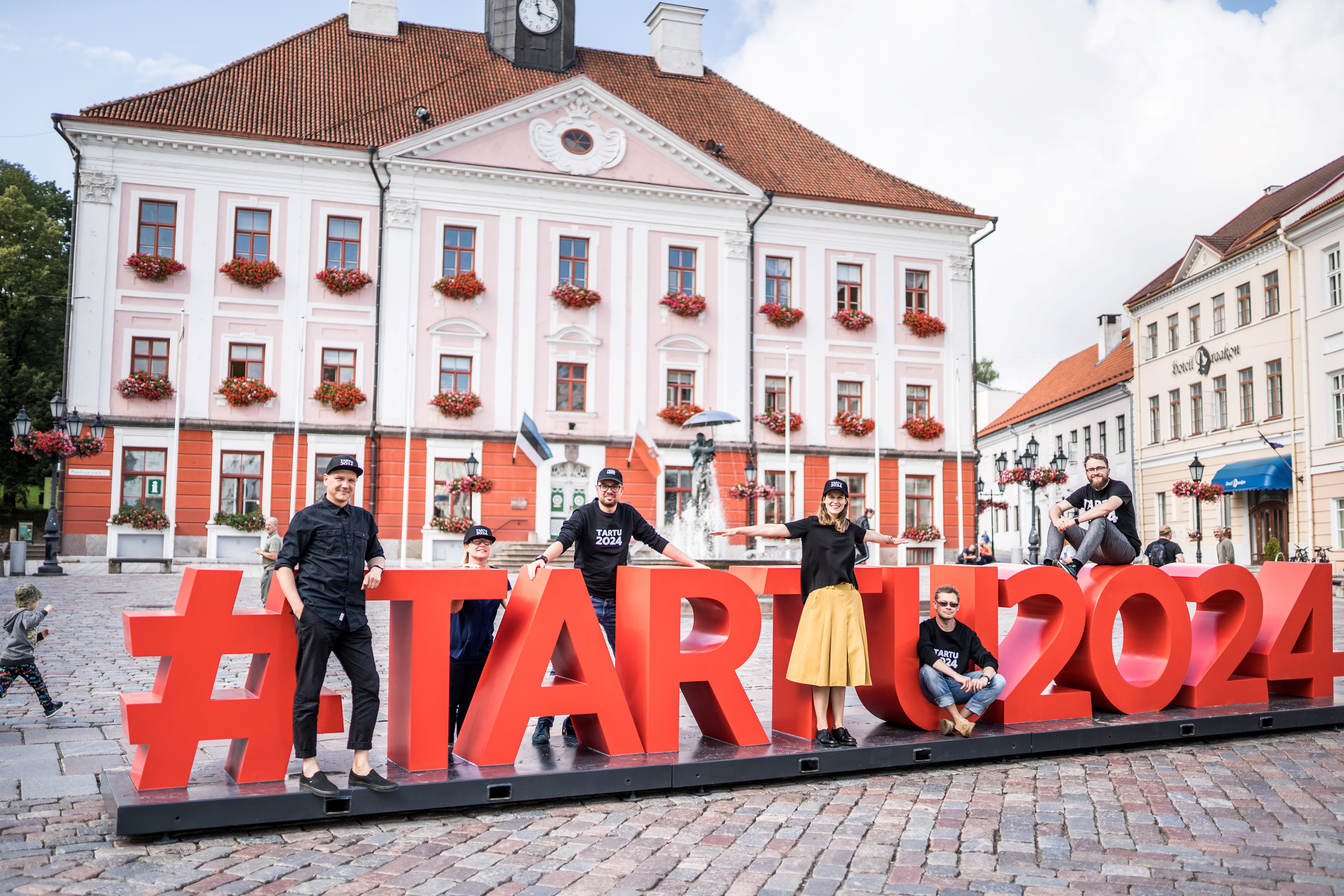 #Tartu2024 landmark with the team in front of Town Hall