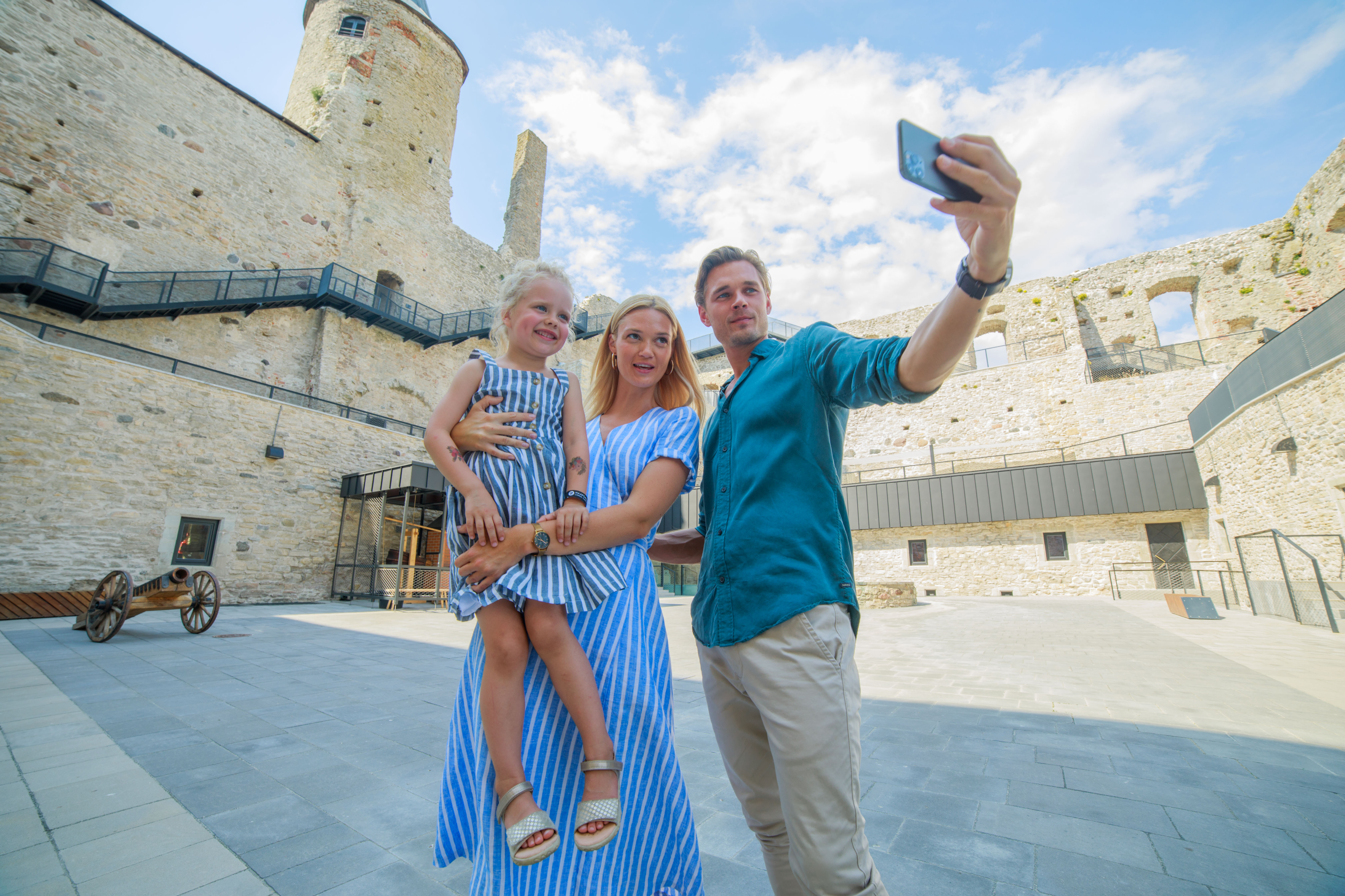 Family takes photo during summer at Haapsalu Castle