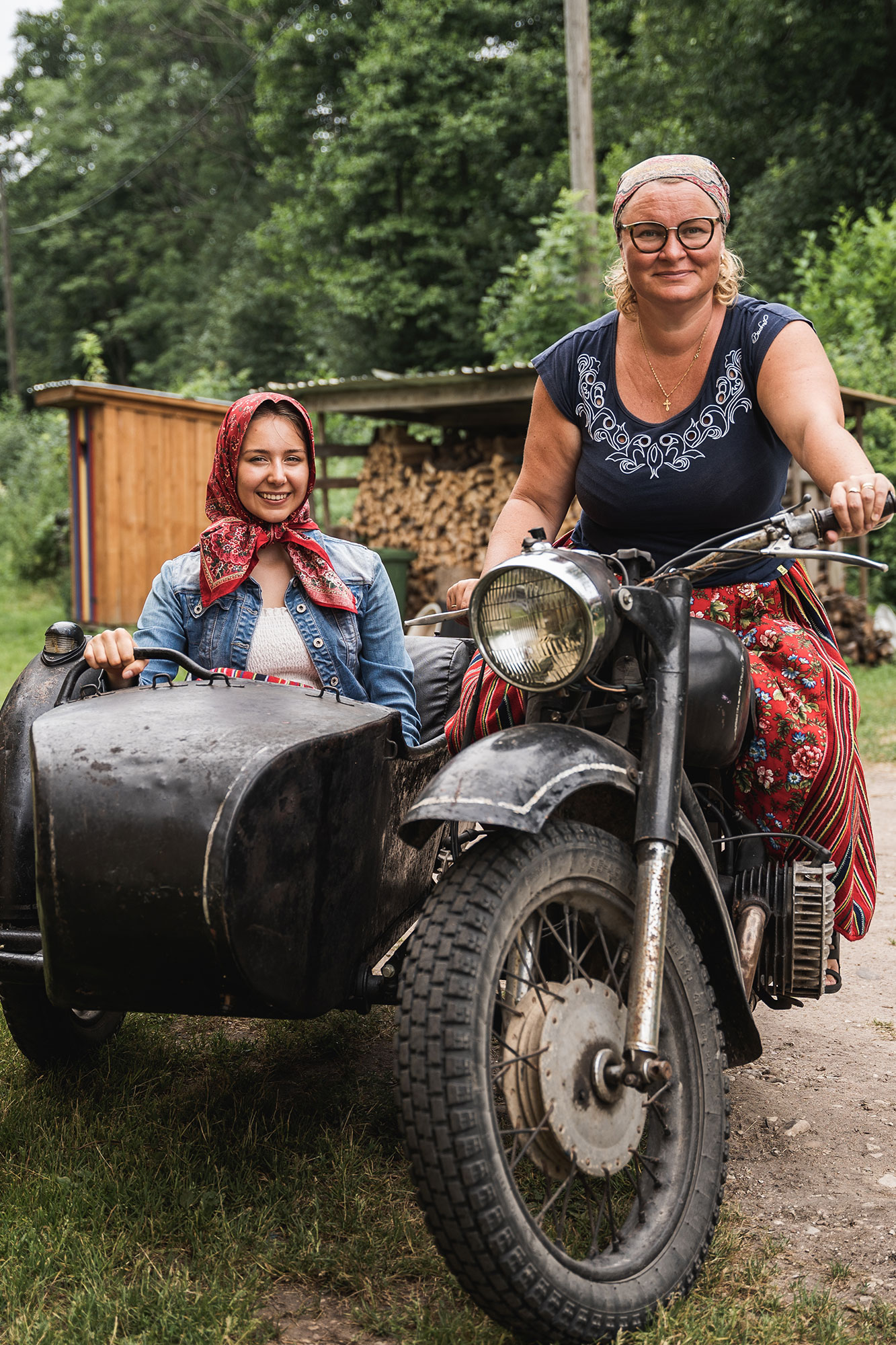 Kihnu-Frauen auf Motorrad
