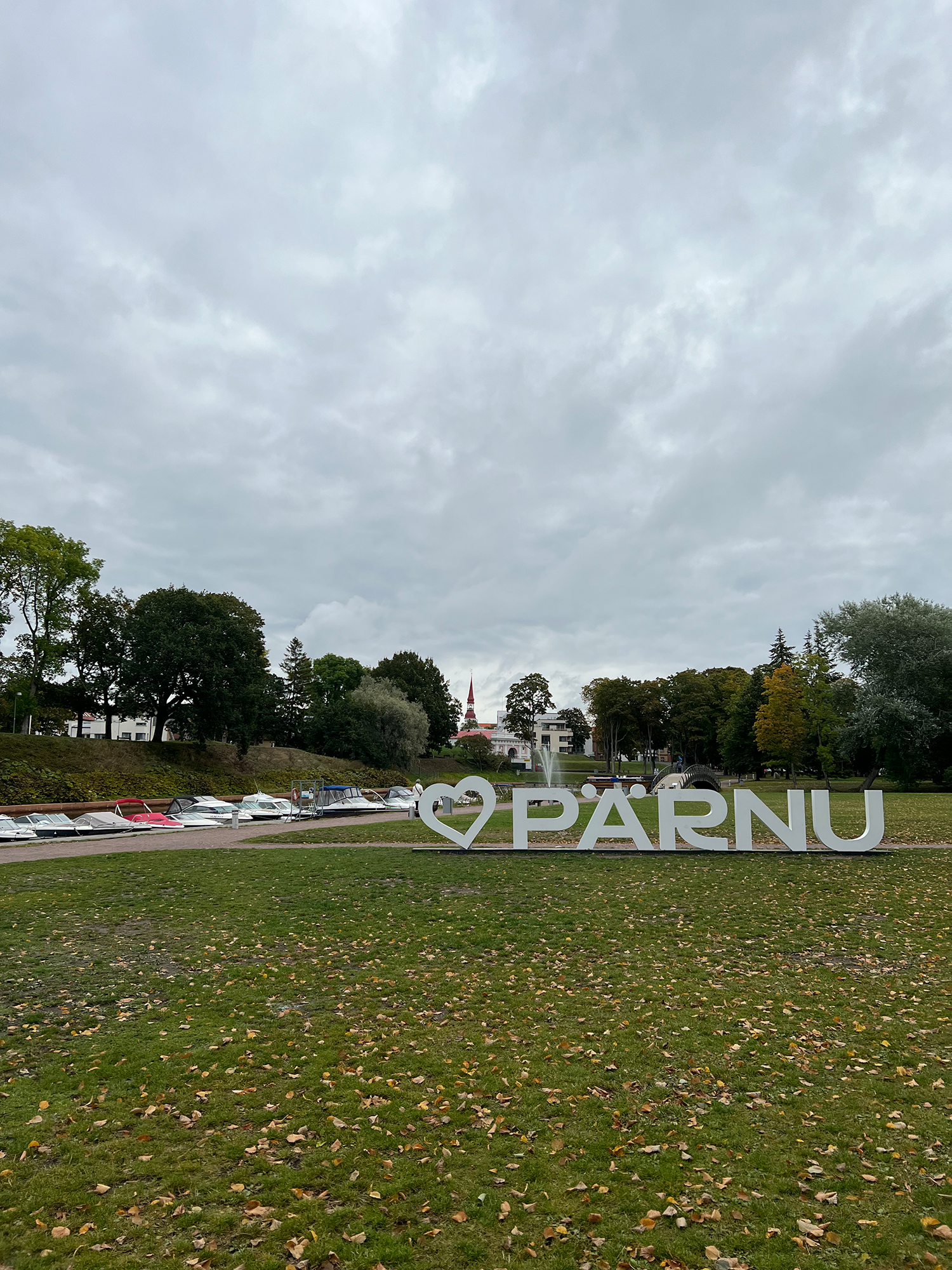 Der Pärnu-Schriftzug am Wallgraben