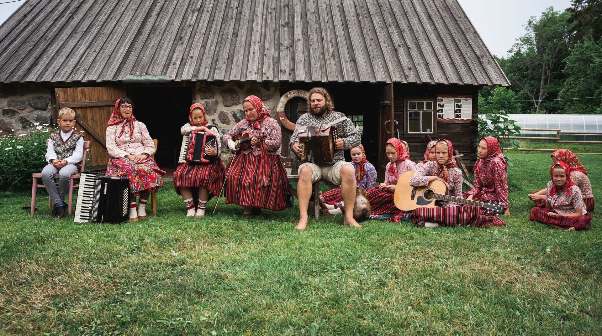 Kihnu bērni ar mūzikas instrumentiem