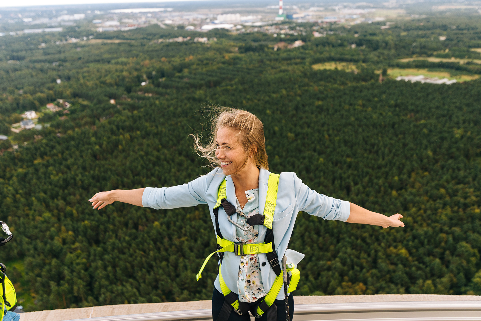 Eine Frau auf dem Tallinner Fernsehturm