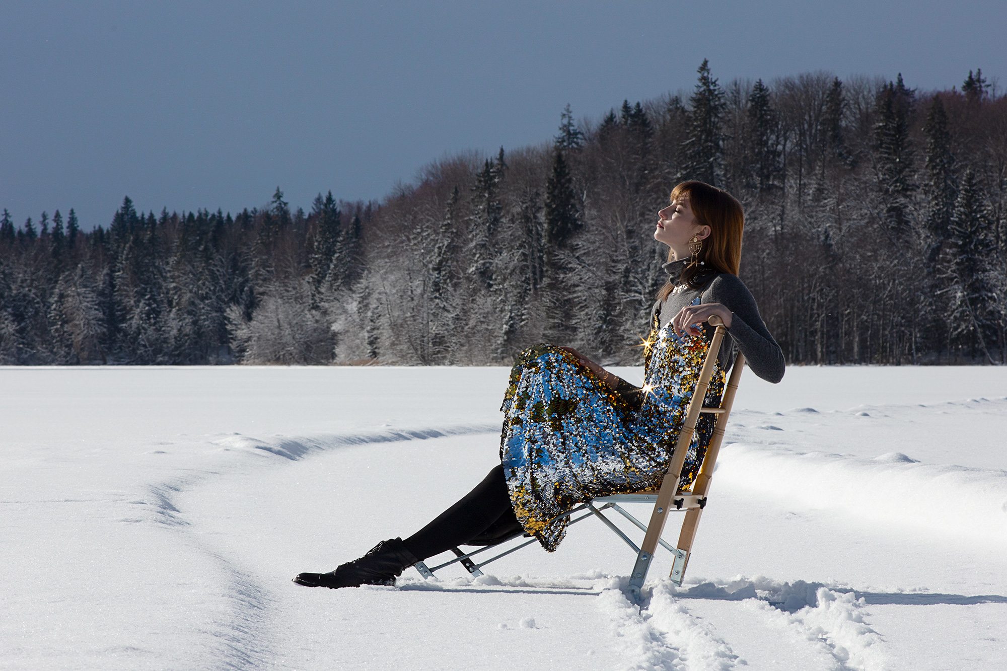 Eine Frau trägt estnische Mode in der winterlichen Natur