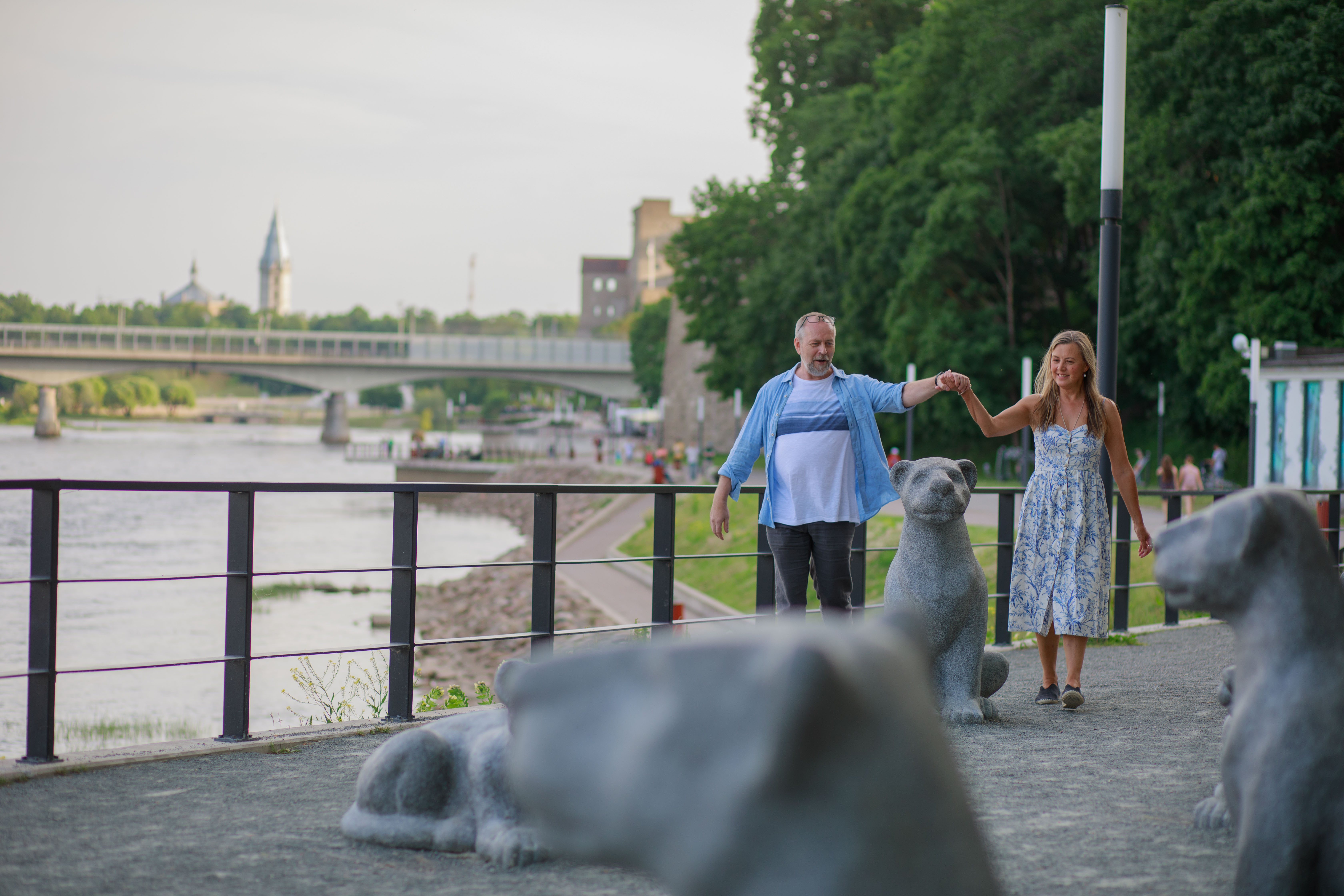 Couple holds hands and walks along Narva Promenade