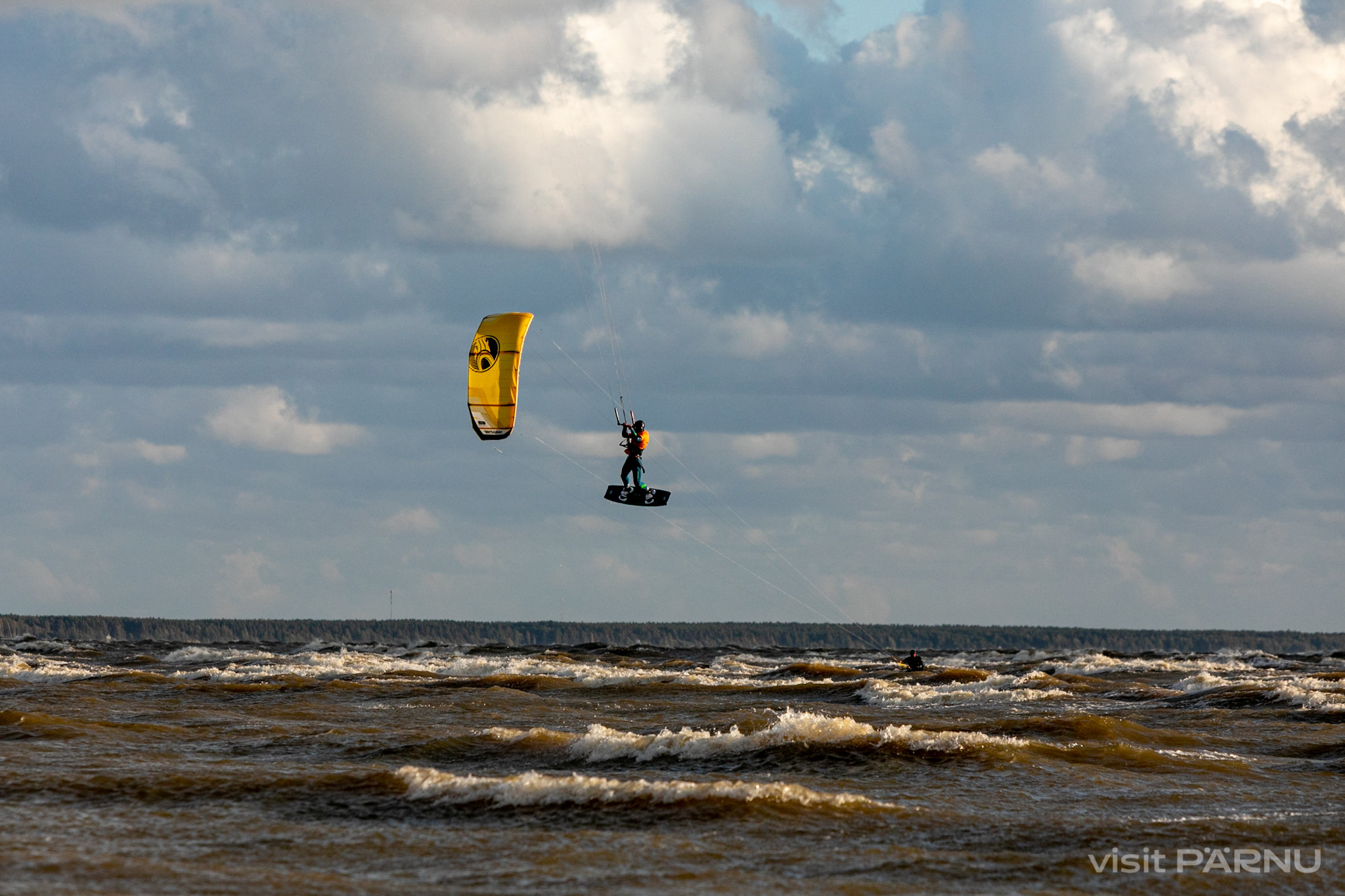 Kite surfing eli leijasurffausta Pärnun rannassa