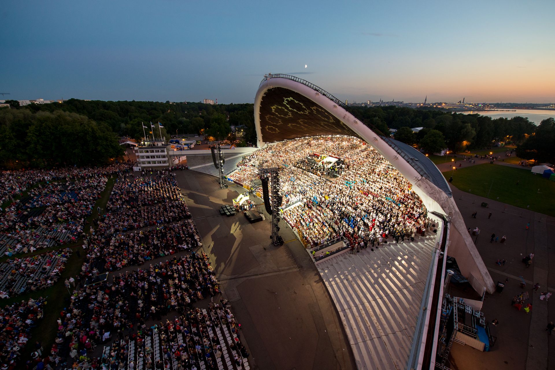 Laulupidu Tallinna lauluväljakul