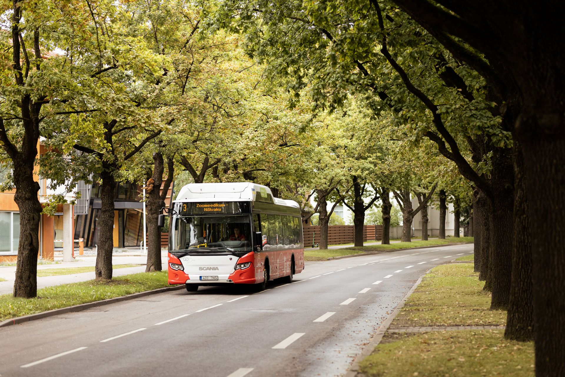 Linnaliinibuss Tartu tänaval