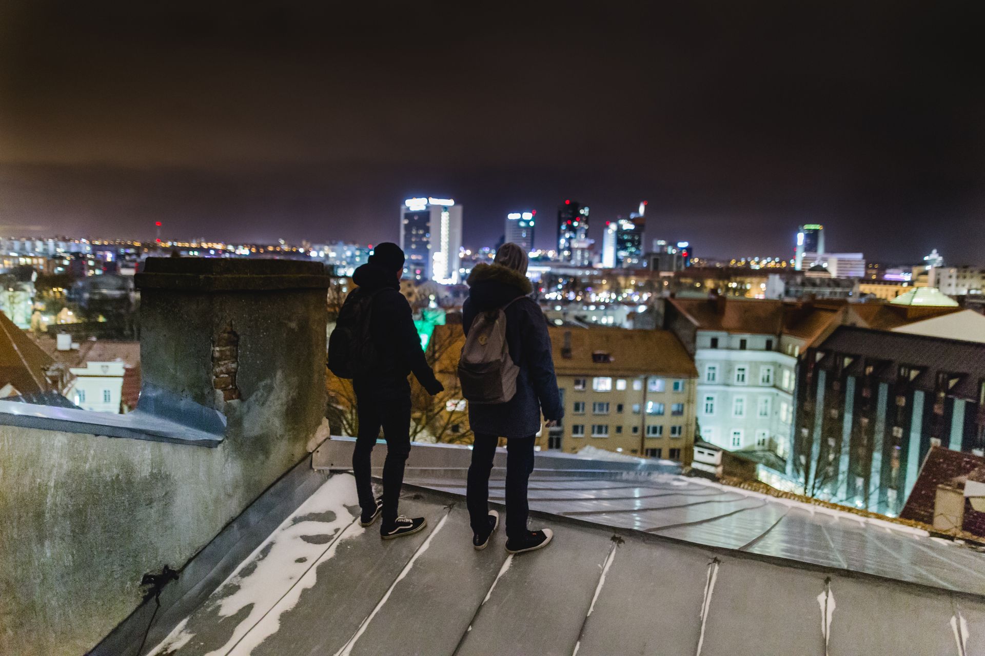 Nächtlicher Blick über die Dächer von Tallinn