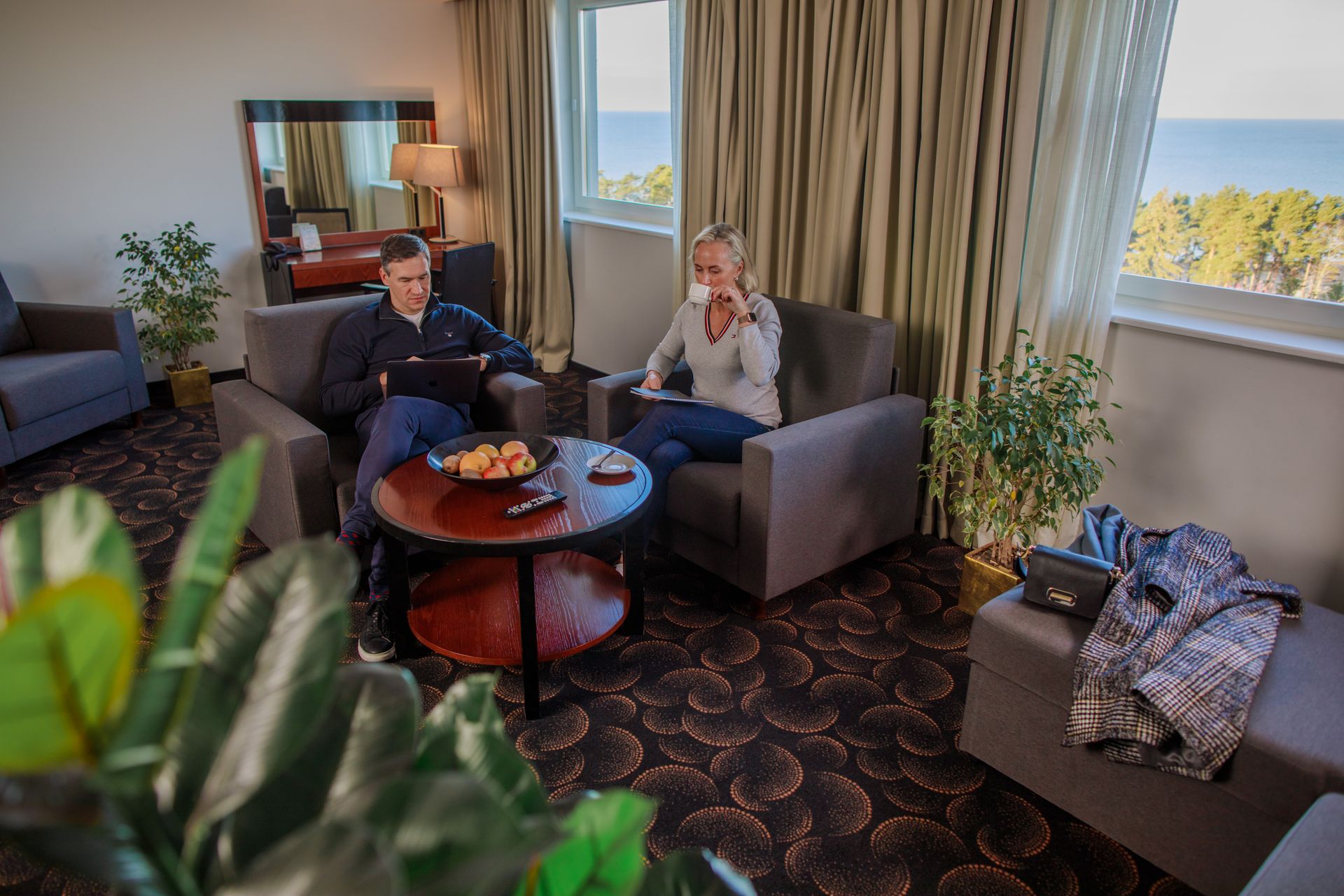 couple relaxing in Meresuu hotel room