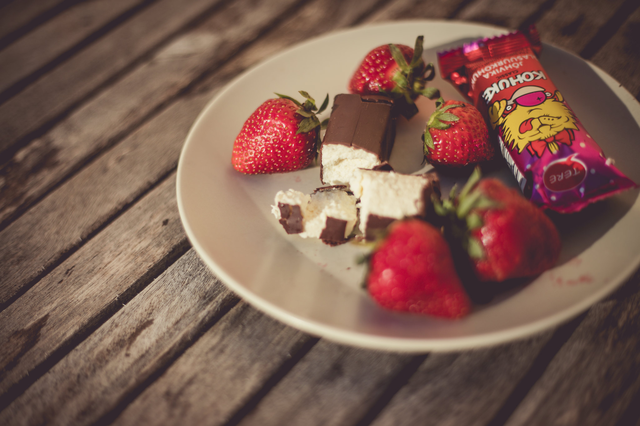 kohuke curd dessert on a plate with strawberries