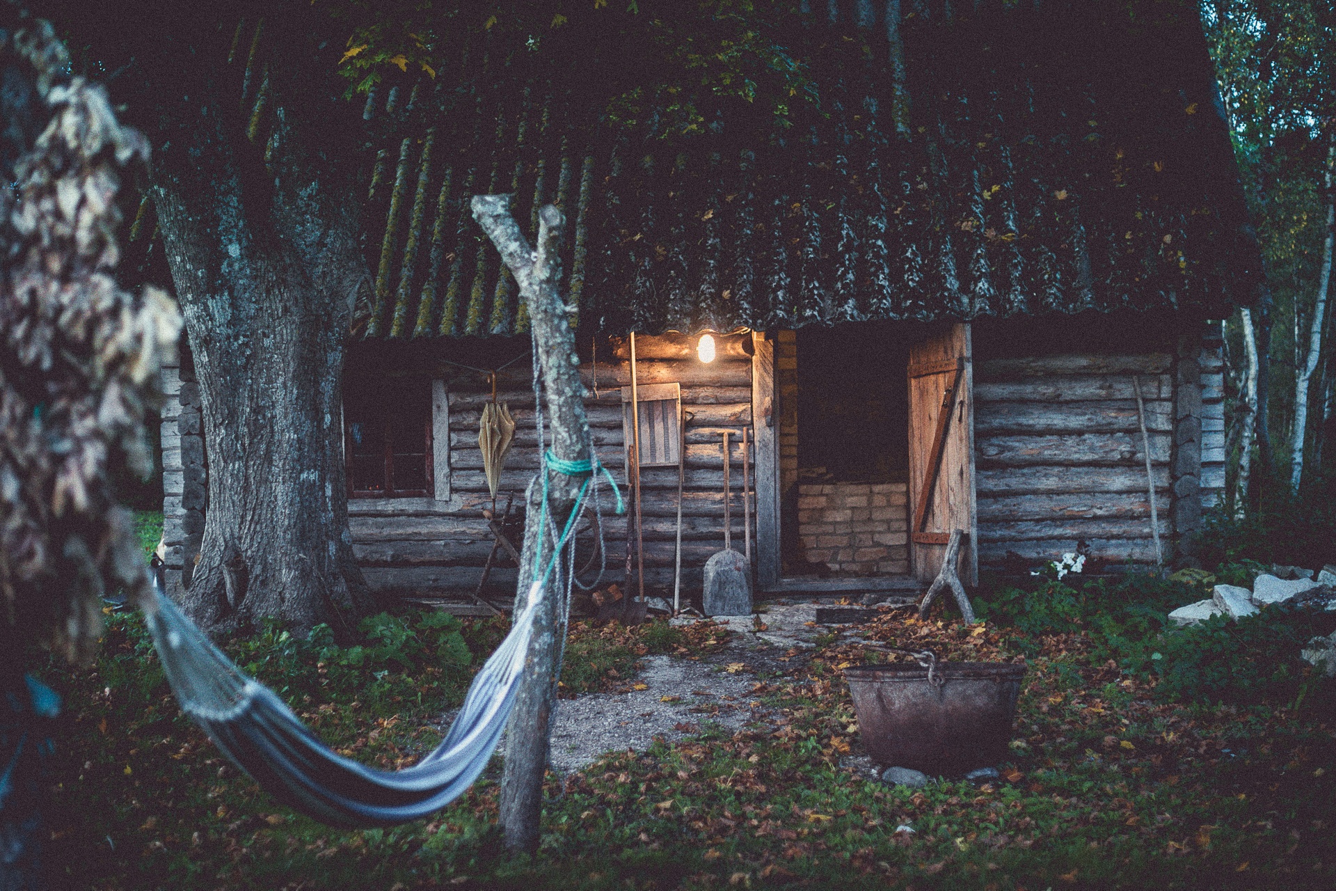 Eine Rauchsauna auf der Insel Saaremaa im Herbst