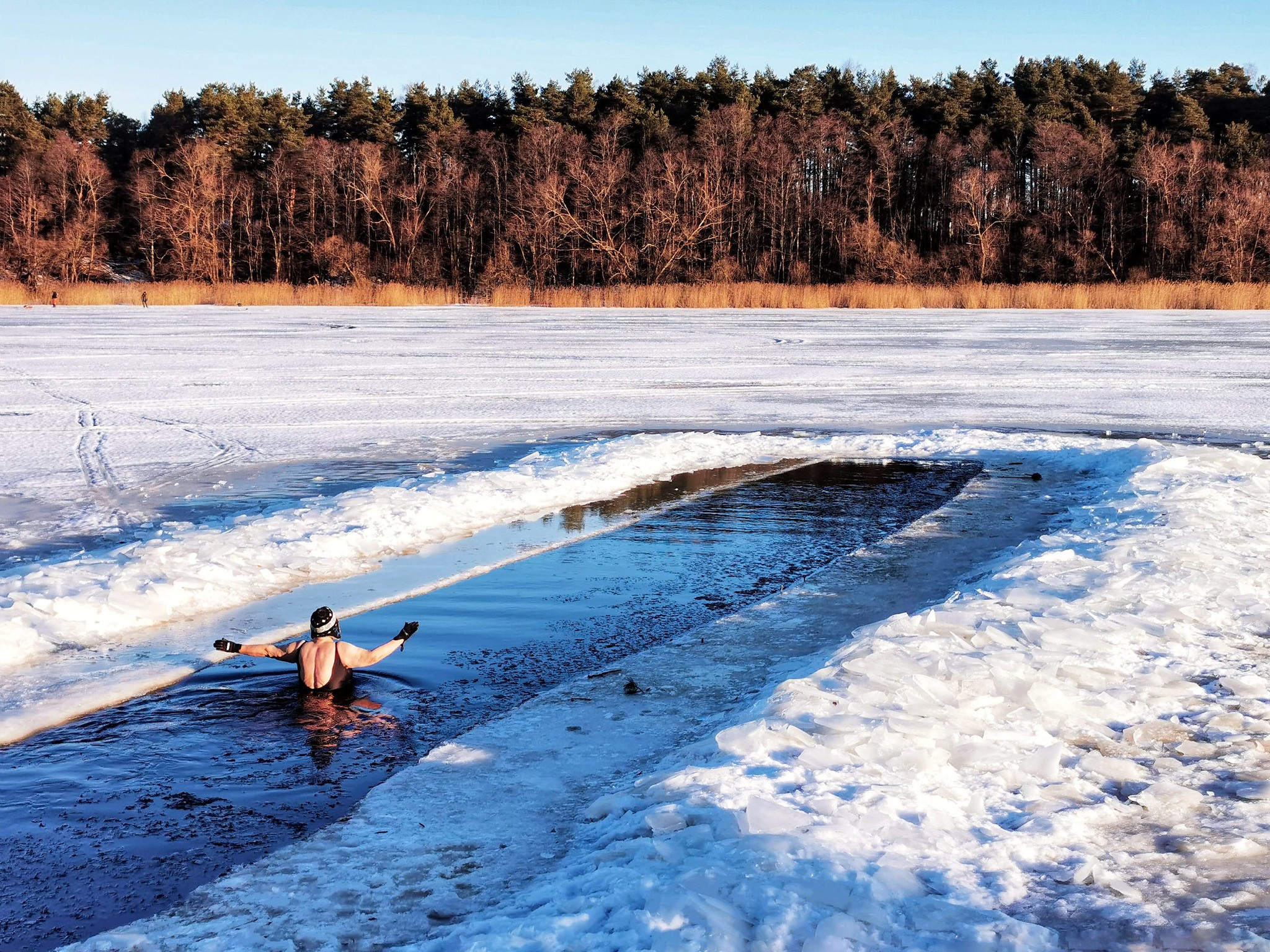 Nainen uimassa virolaiseen järveen tehdyssä avannossa 