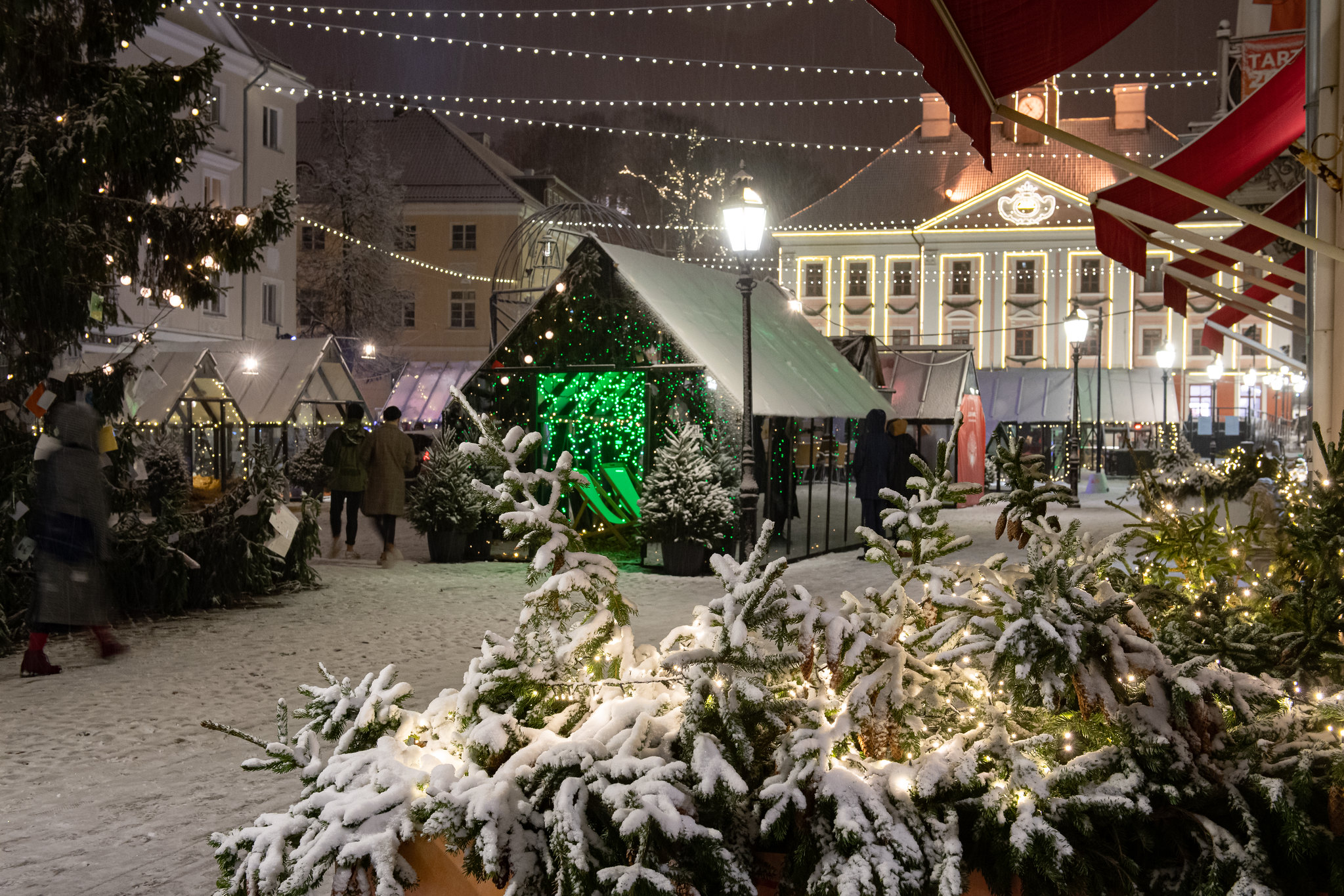 Tuledesäras ja lumine Tartu jõuluturg