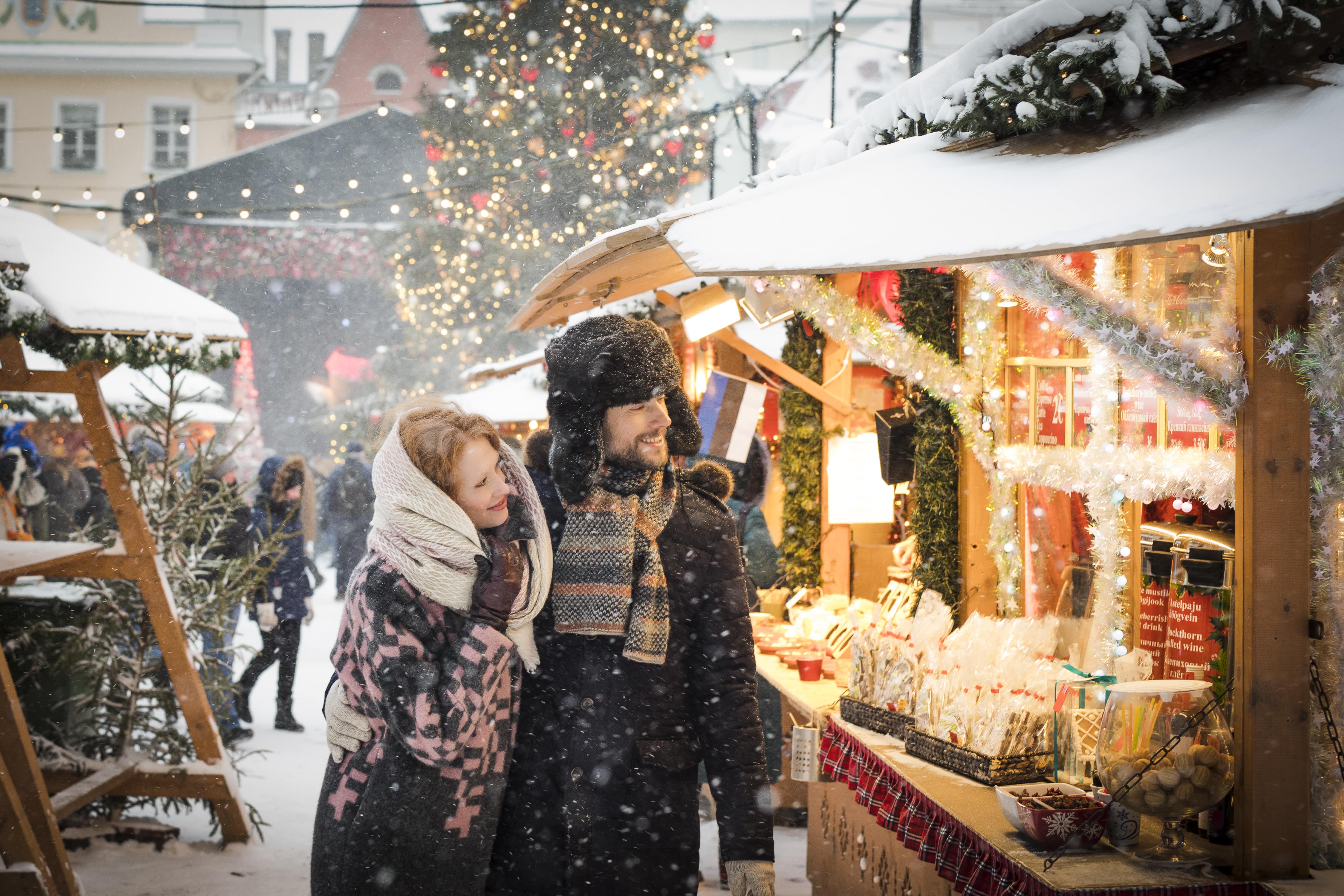 Pariskunta jouluostoksilla Tallinnan joulutorilla