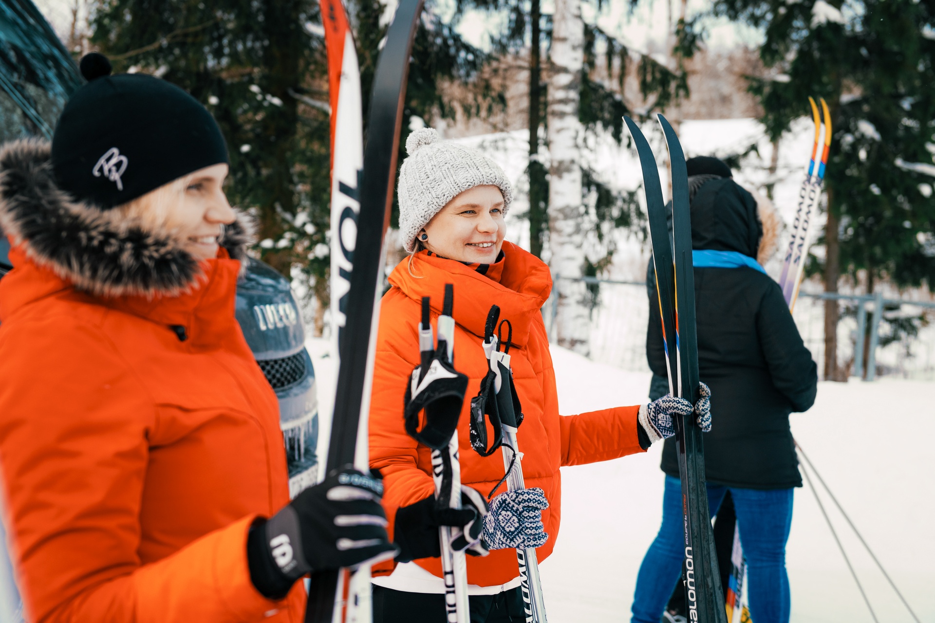 Naiset valmistautumassa hiihtoretkelle Virossa 