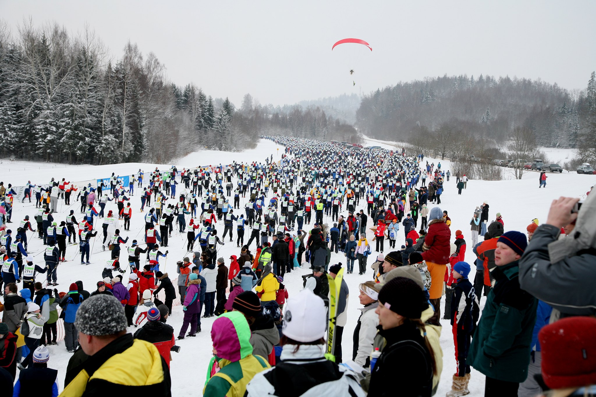 Tarton Maratonin osallistujia ja katsojia hiihdon startissa 