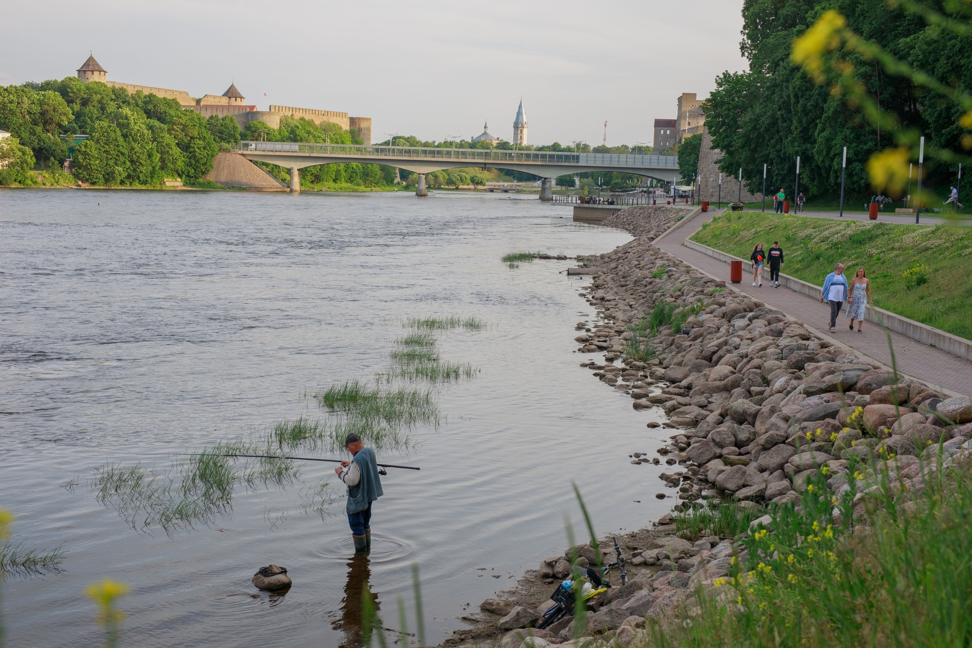 Narvanjoki ja Narvan linna taustalla oikealla