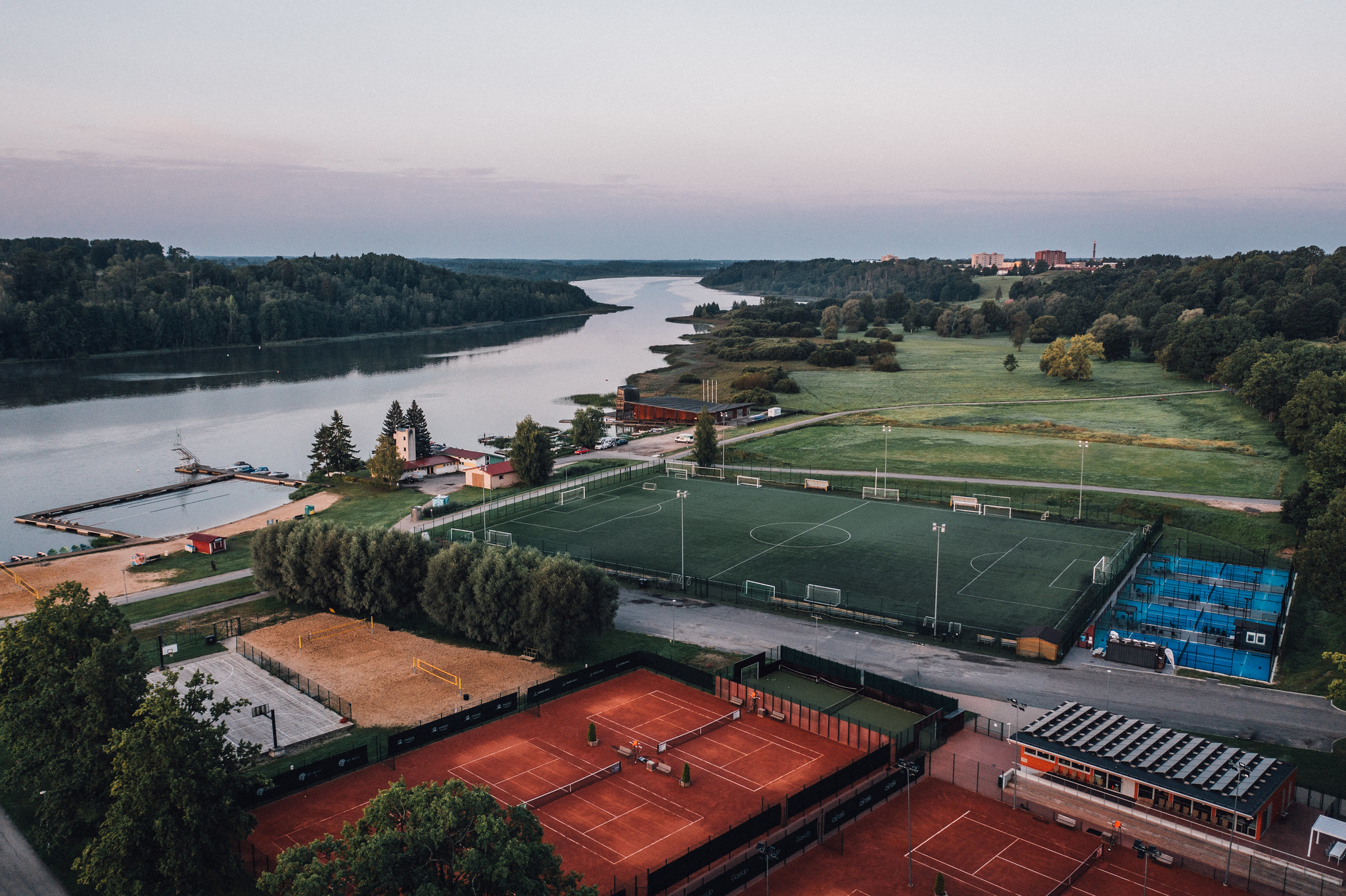 Sporta laukumi pie Vīlandes ezera