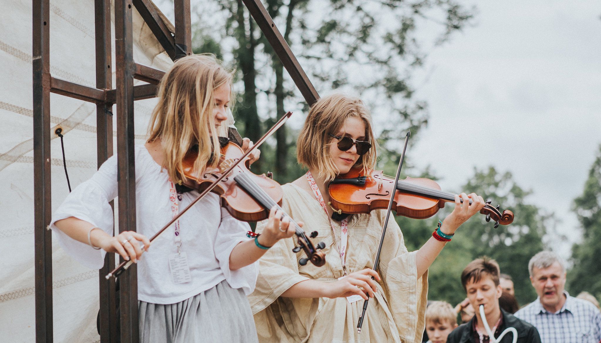 Neiud mängivad Viljandi pärimusmuusika festivalil viiulit