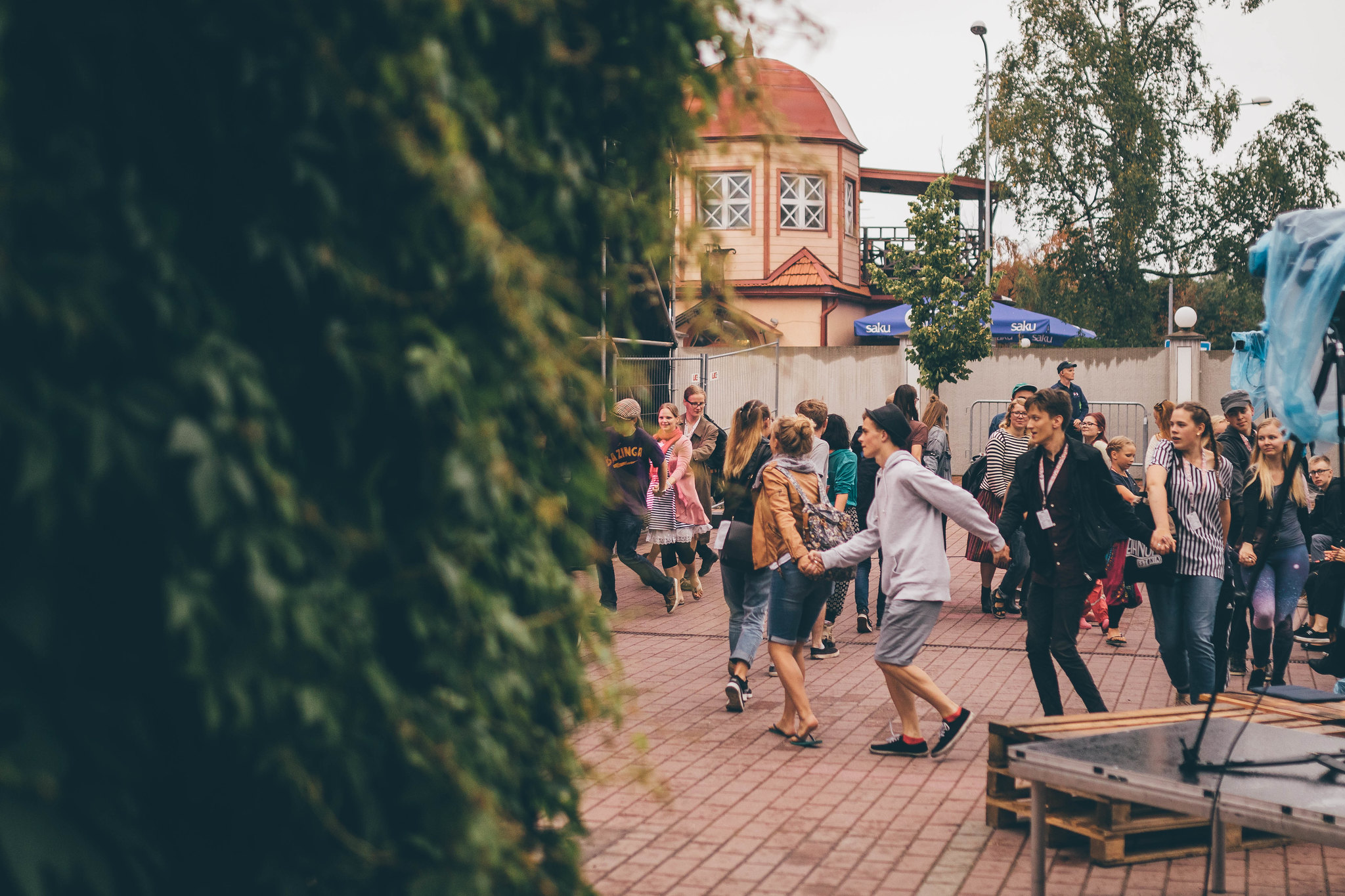 Viljandi pärimusmuusika festivali külalised tantsimas