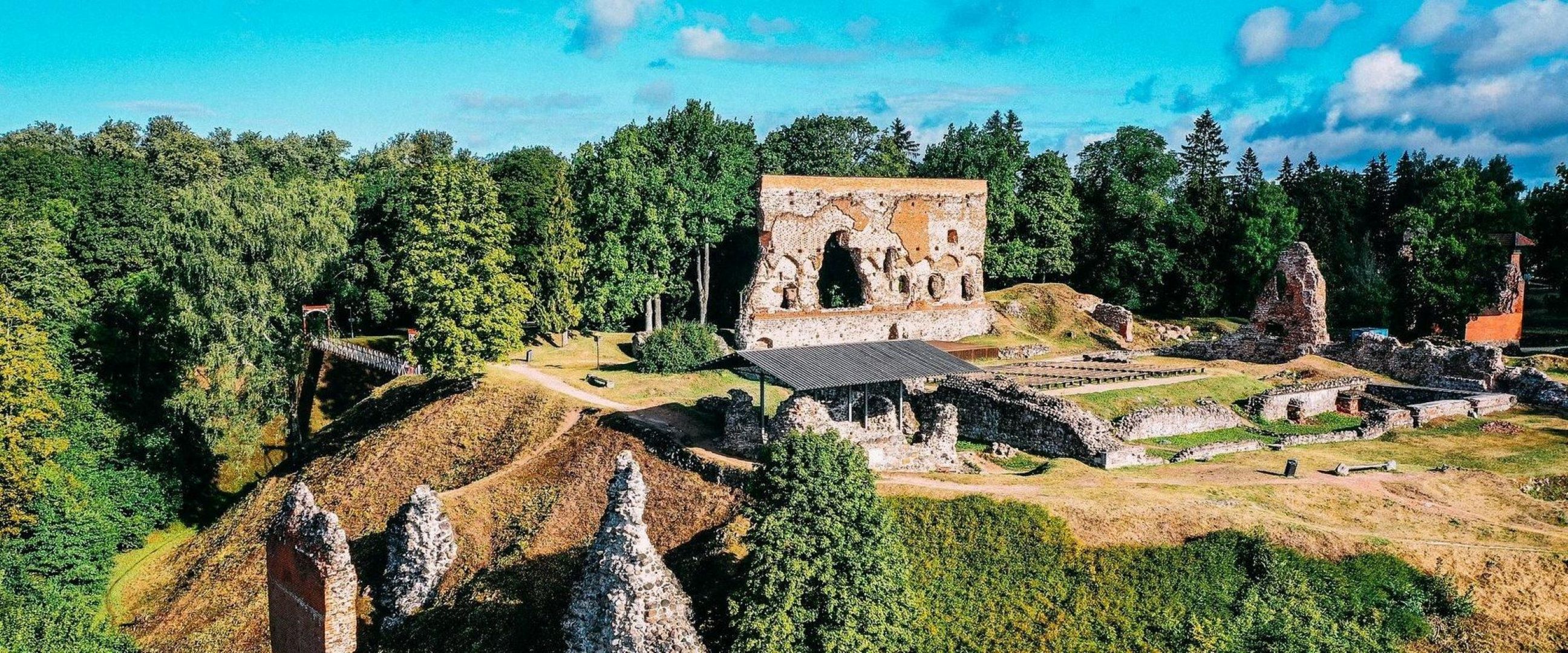 Dronekuva kesäisistä Viljandin linnan raunioista