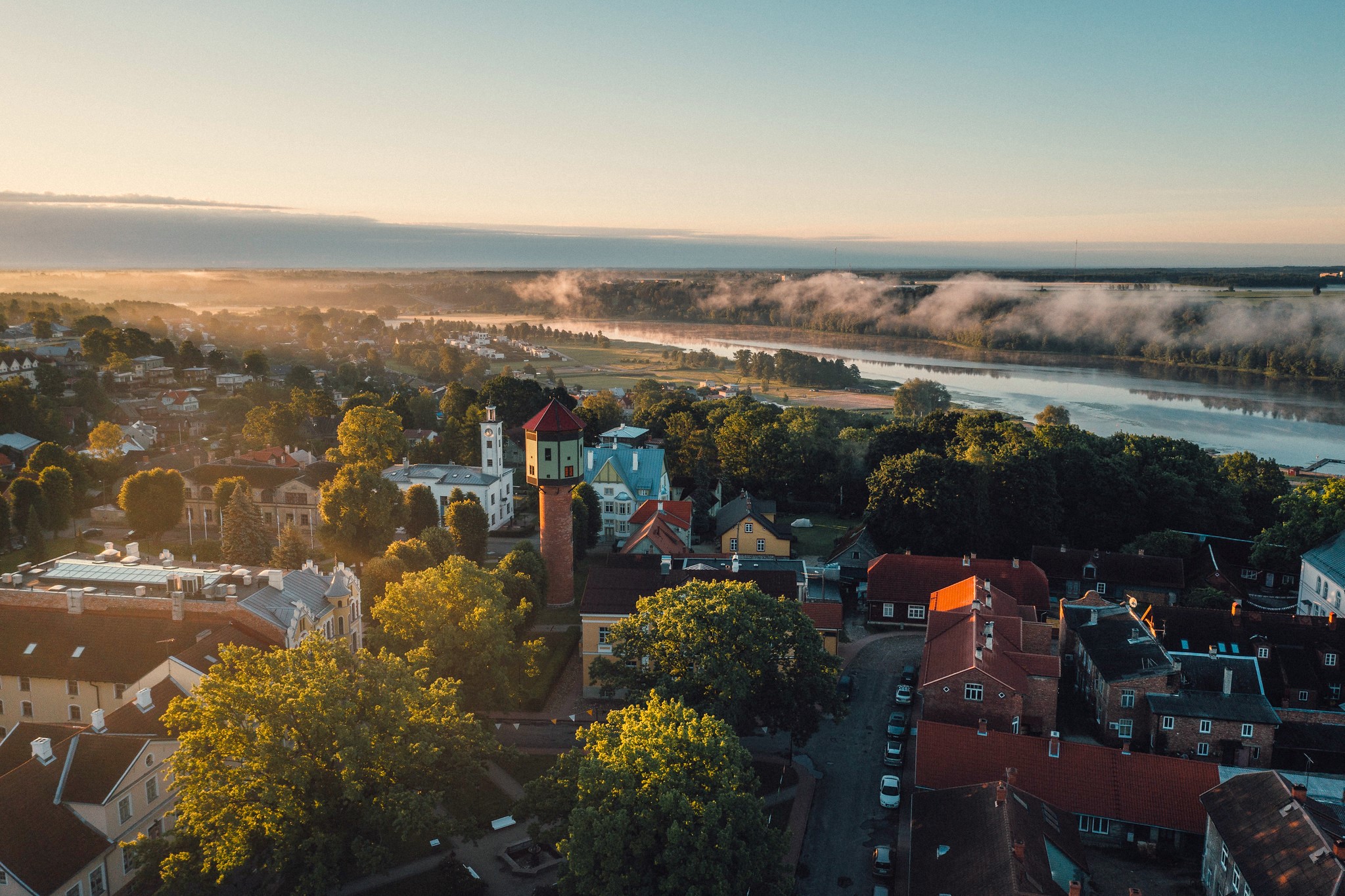 Dronekuva kesäaamuisesta Viljandista