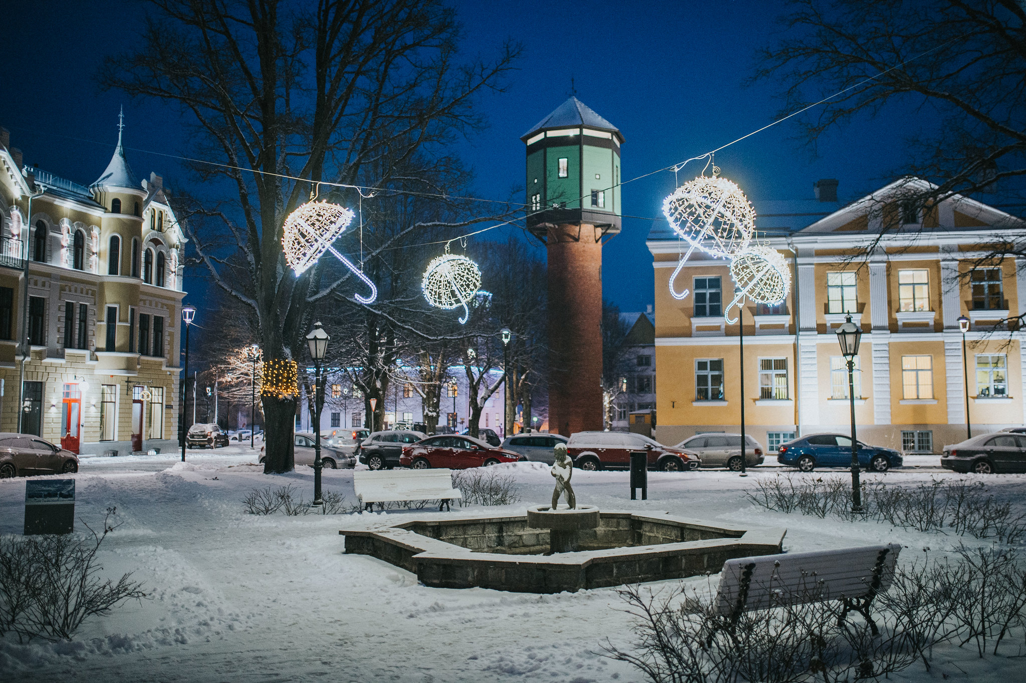 Viljandin keskustan puisto jouluisesti valaistuna 