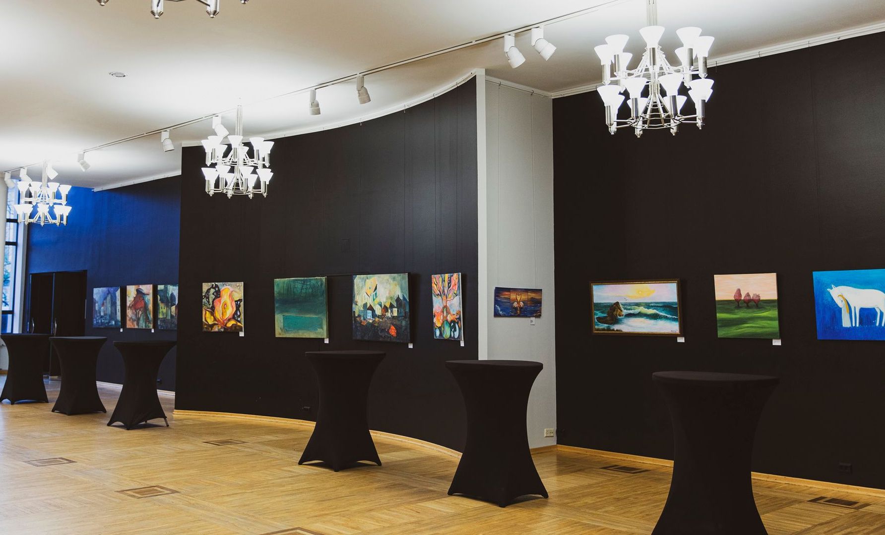 Endlan teatterin aulagalleria Pärnussa