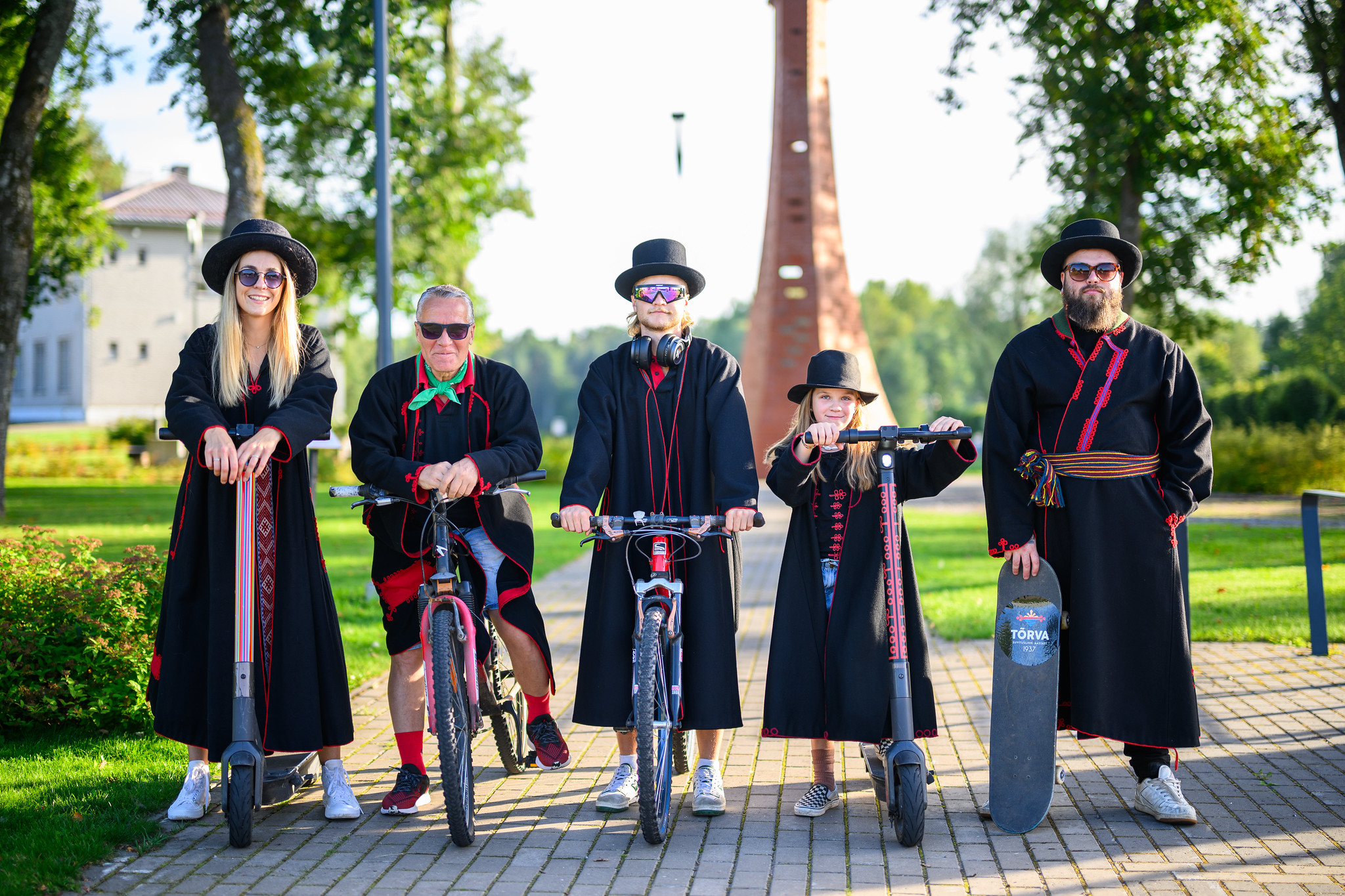 Mulgien perinneasuihin pukeutunut perhe Tõrvassa 