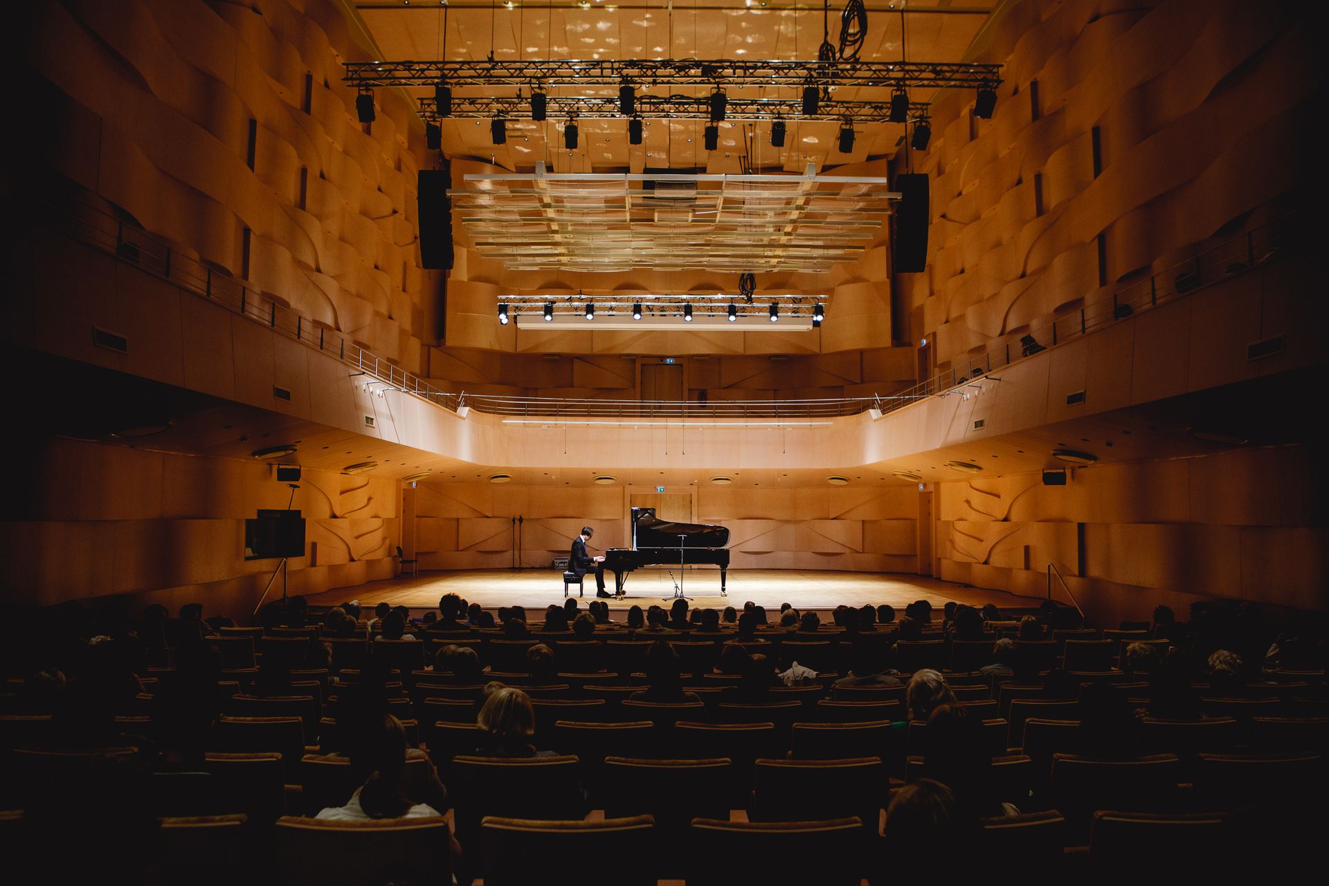 Pianotaiteilija esiintymässä konserttisalissa