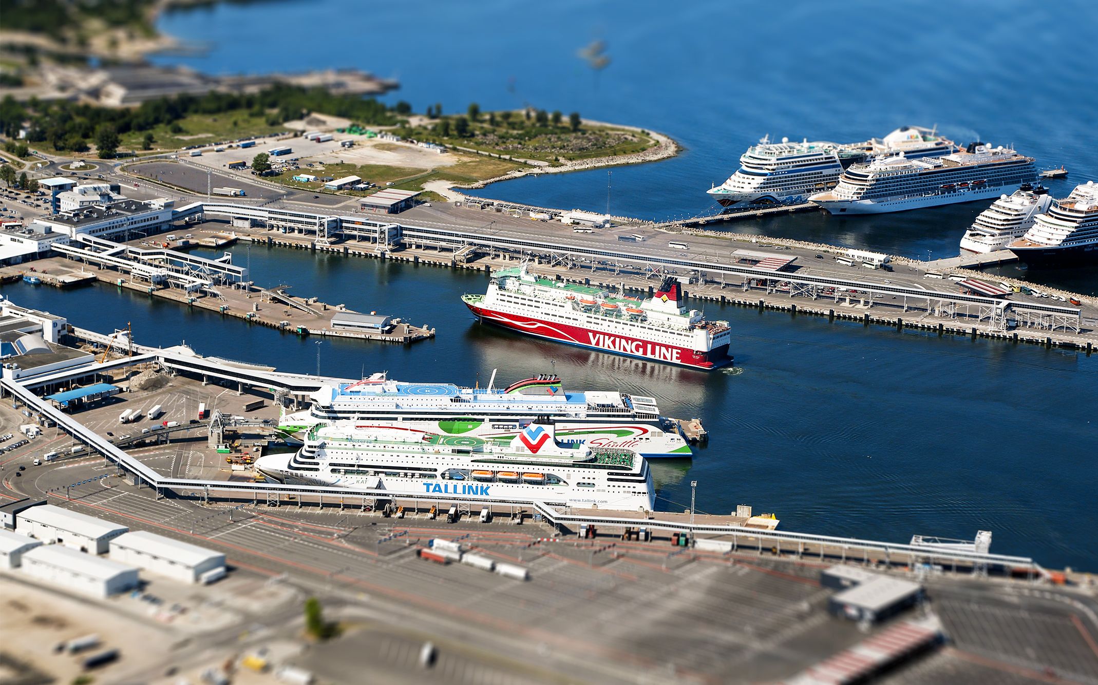 Tallink ja Viking Line -matkustajalaivat Tallinnan satamassa