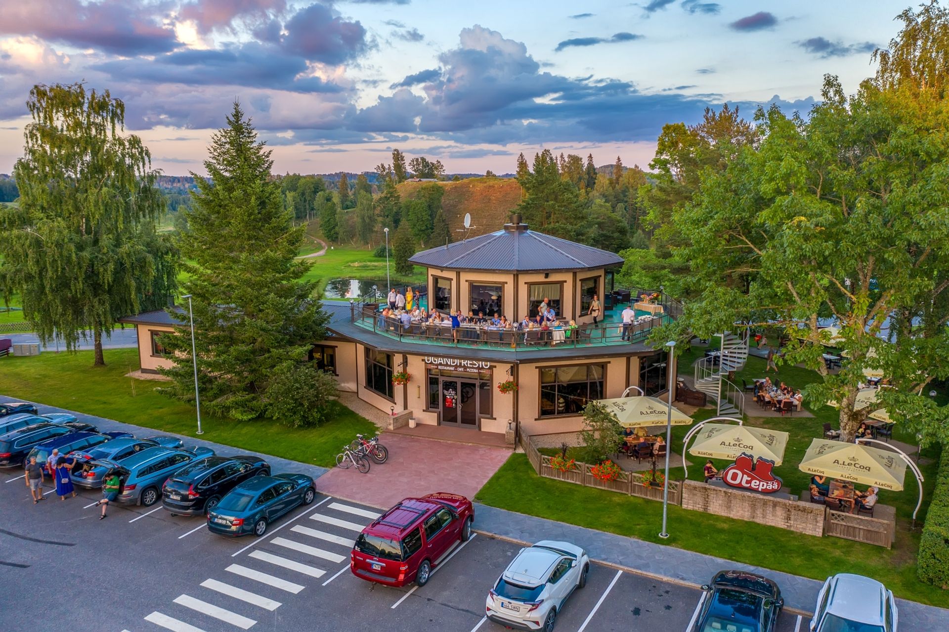 Outdoor dining at Ugandi Resto in Otepää