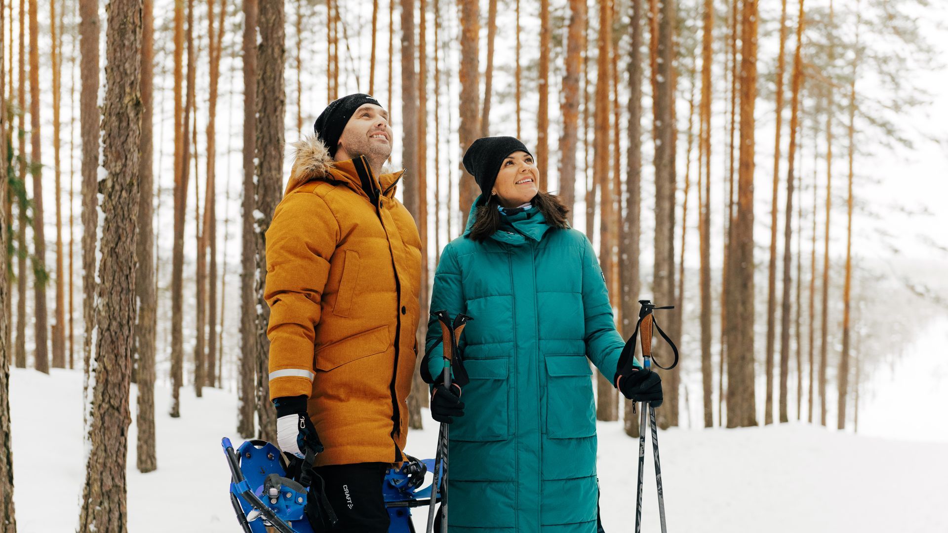 Ein Mann und eine Frau wandern im Winter in einem Moor.