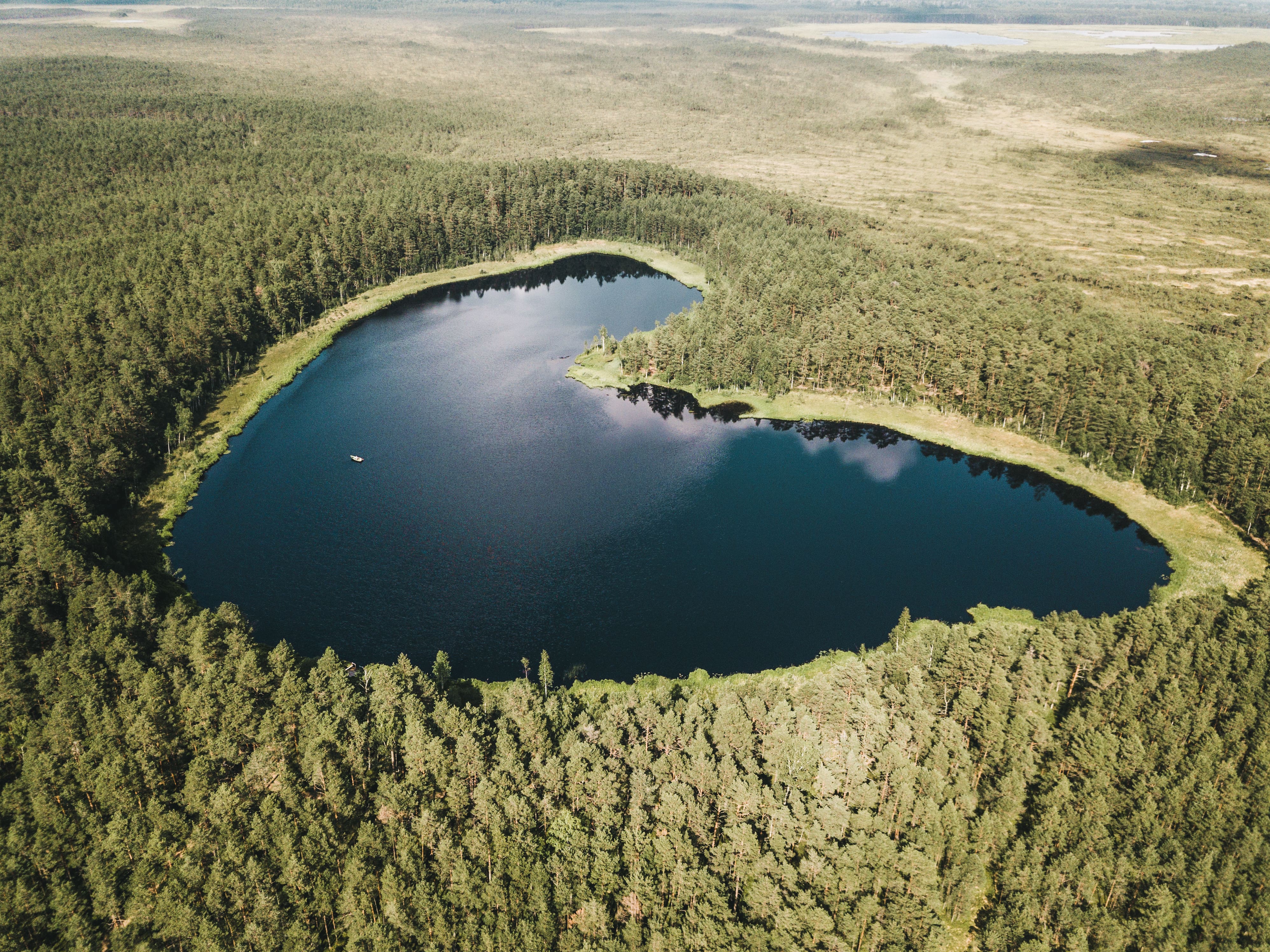 Sydämen muotoinen järvi