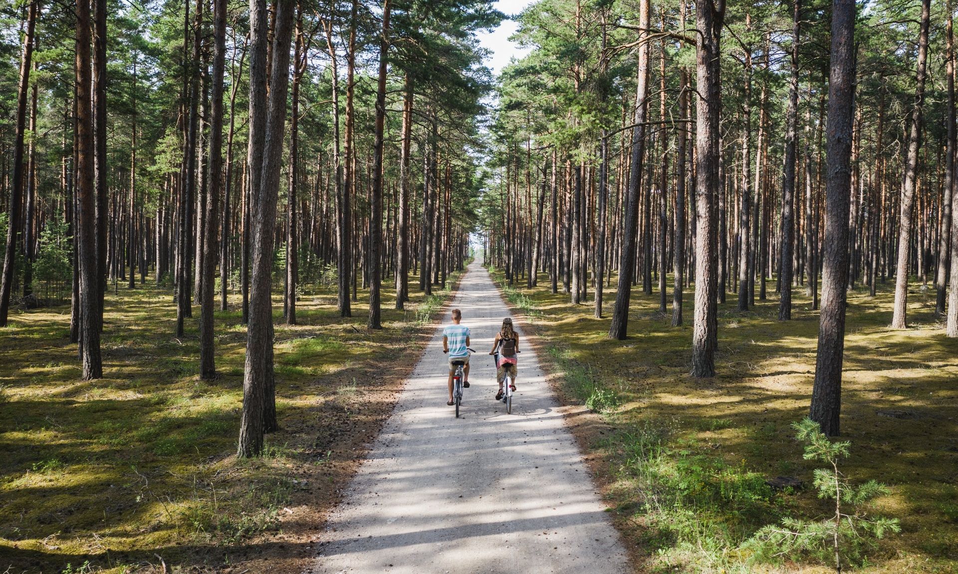 Paar jalgratastega Kihnu saarel