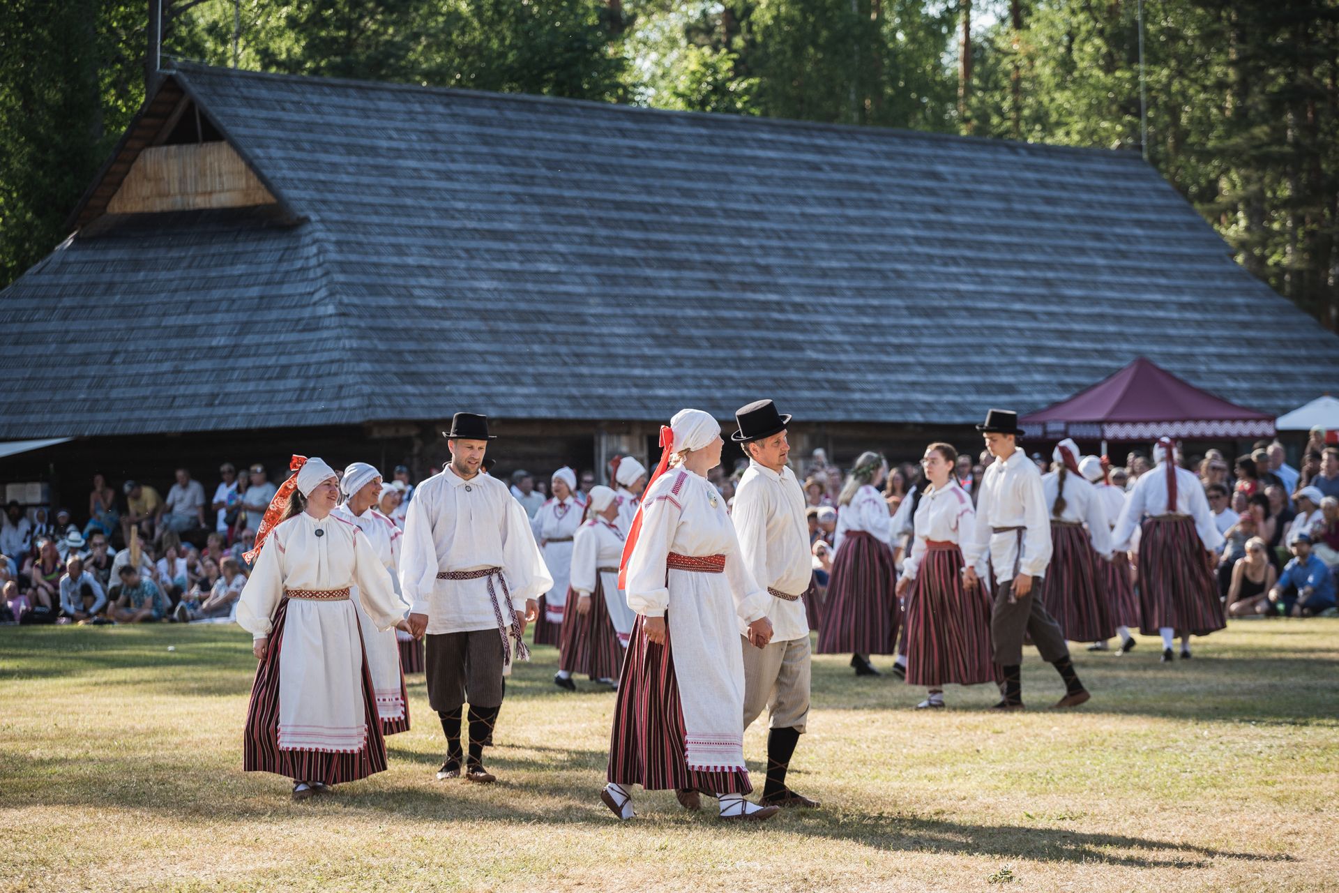 Seto tantsufestival. Rahvariietes naised ja mehed tantsivad