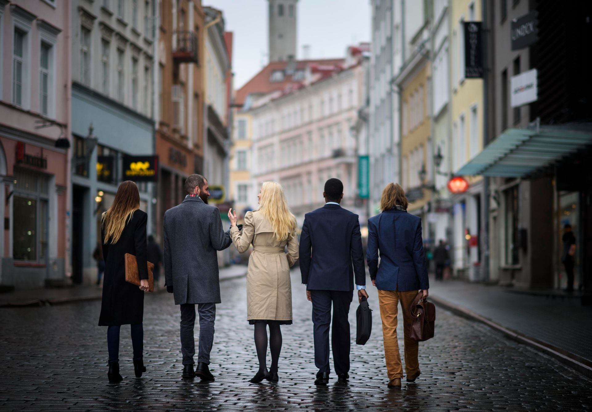 Delegaadid kõnnivad Tallinna vanalinnas