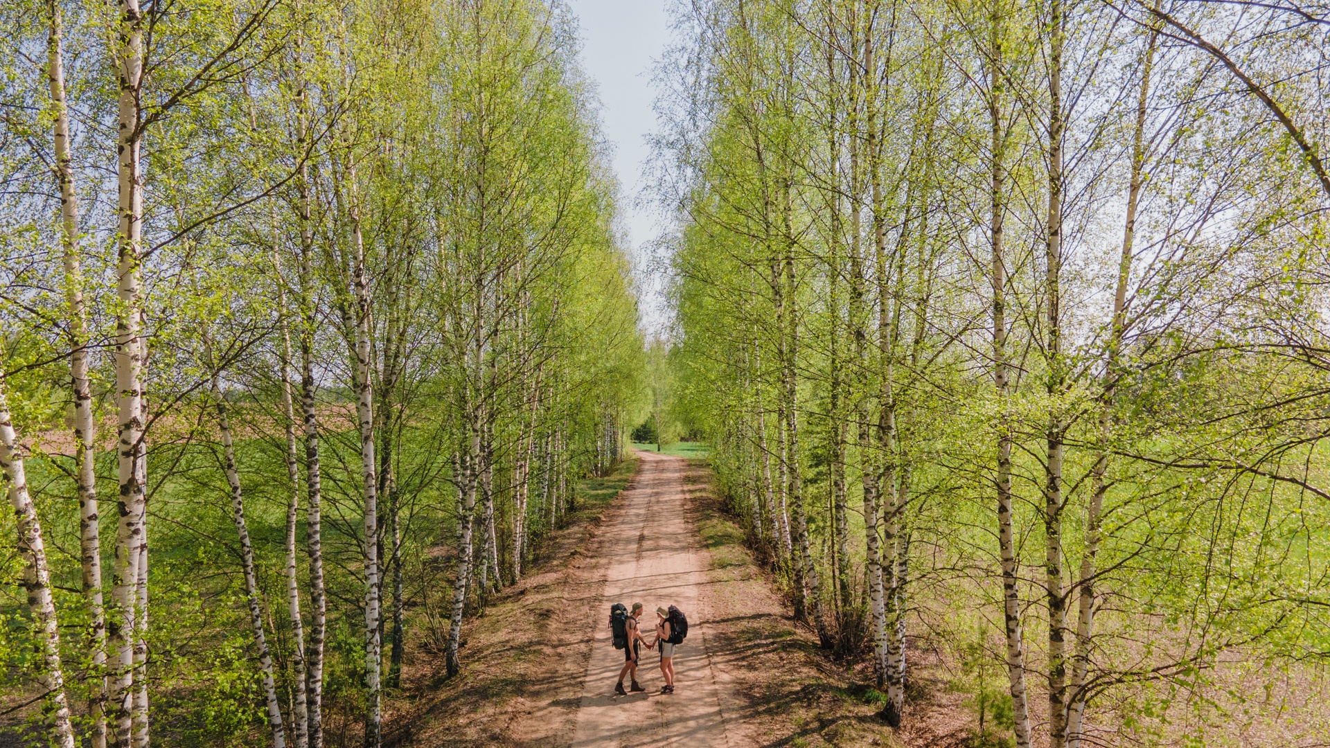 Vaeltajia keväisessä Etelä-Virossa