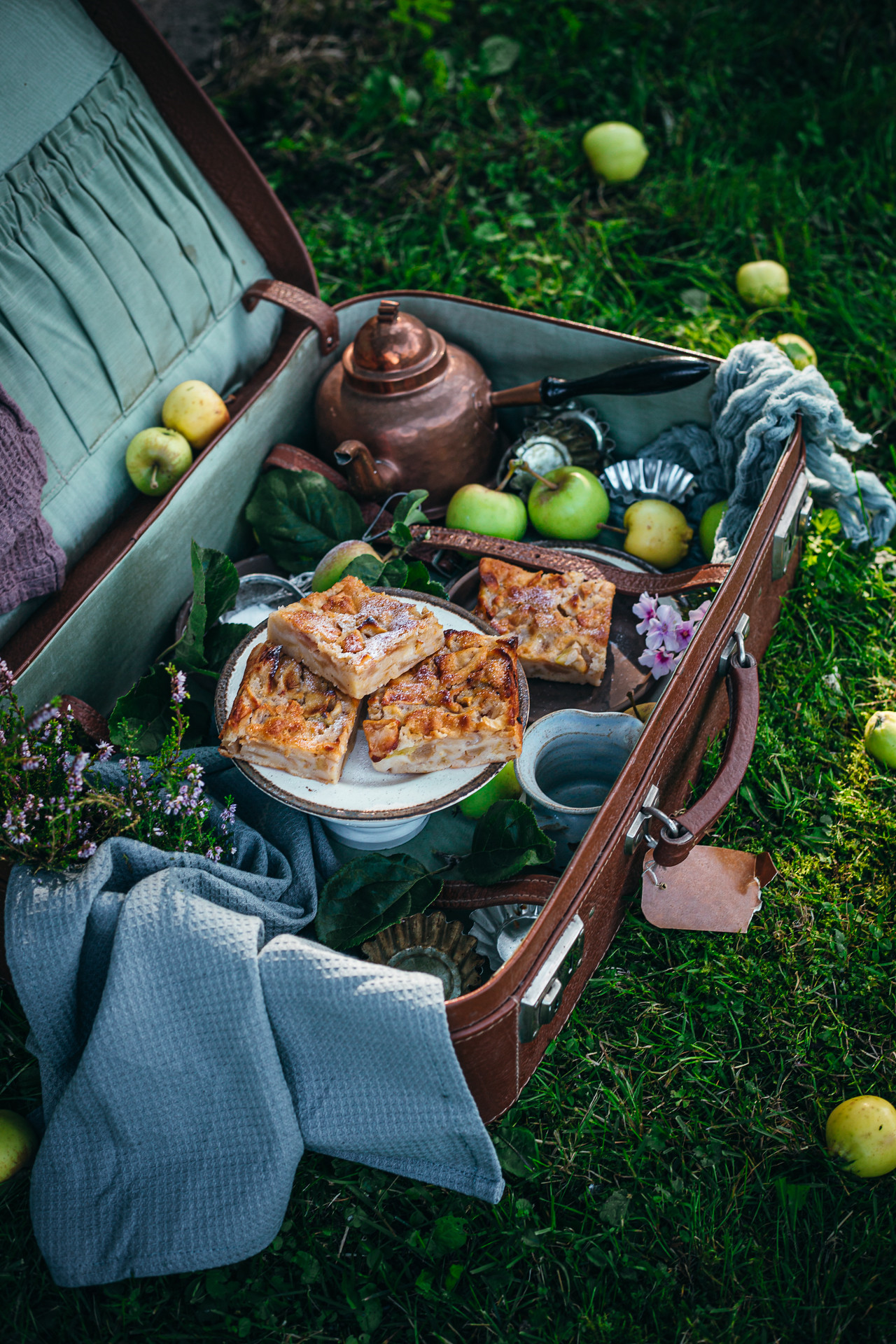 Picnic basket with apples and cake 