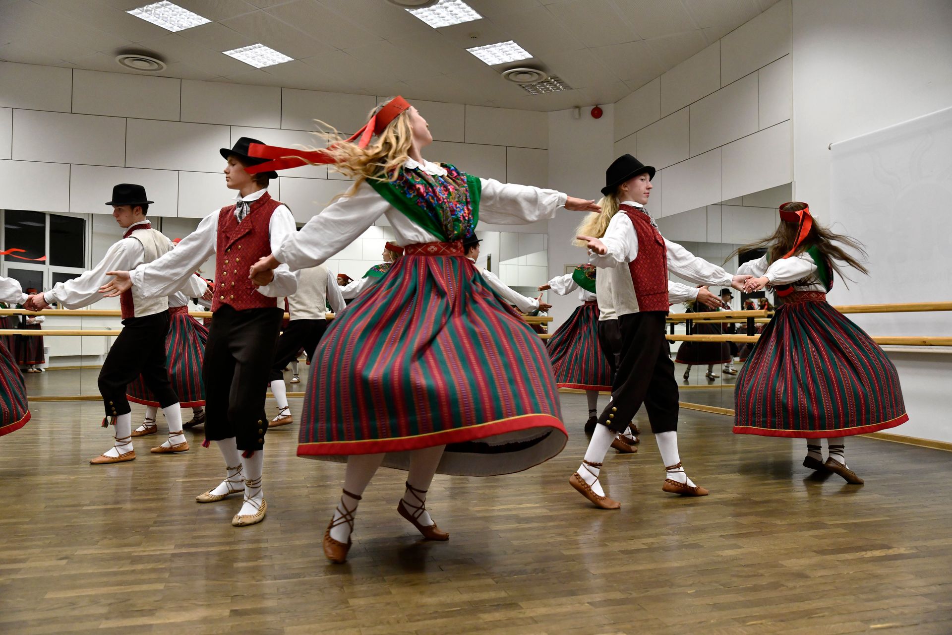 Junge Esten tanzen in traditioneller Tracht