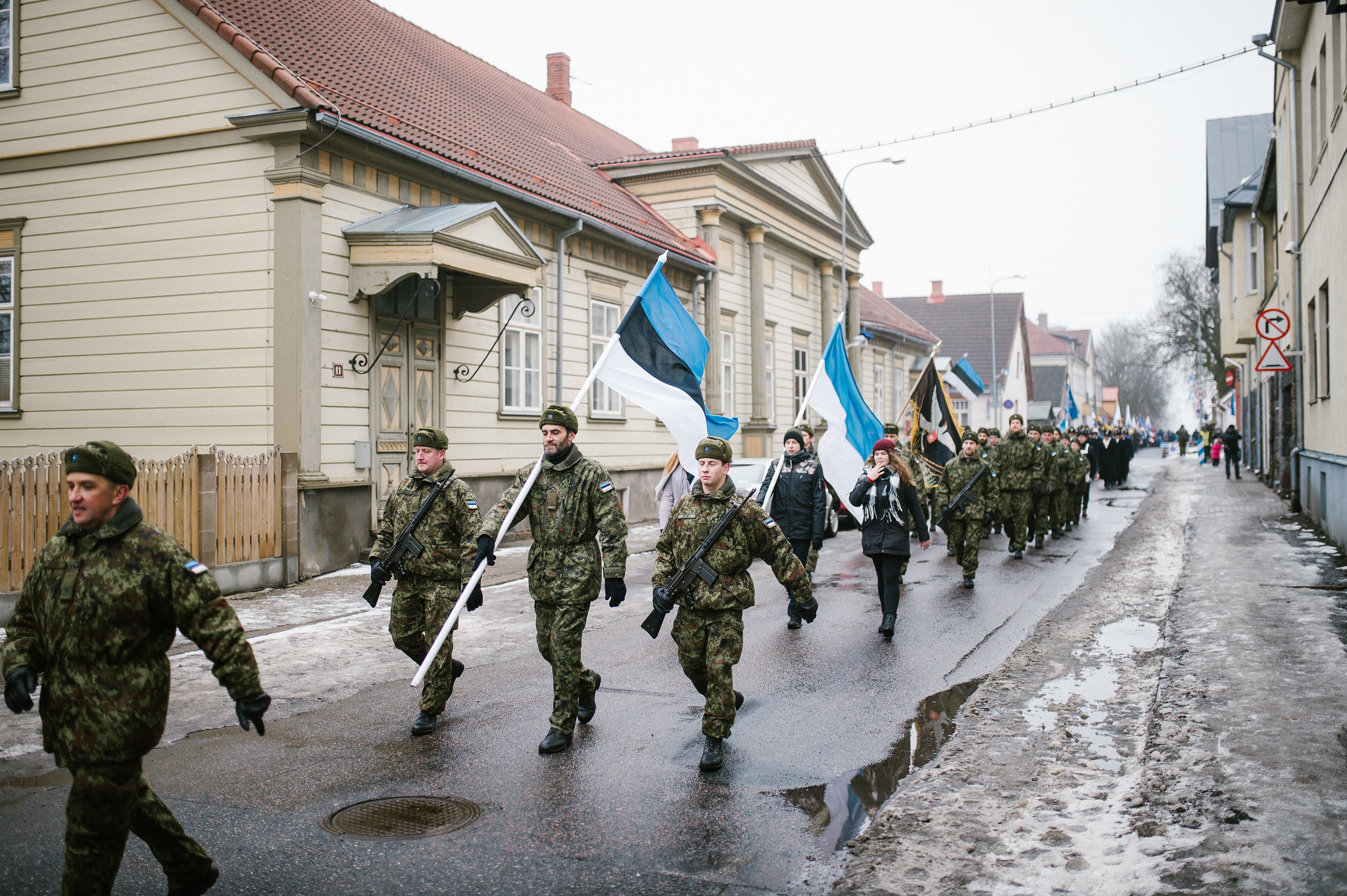 Puolustusvoimien sotilaat marssivat Viron lipun kanssa