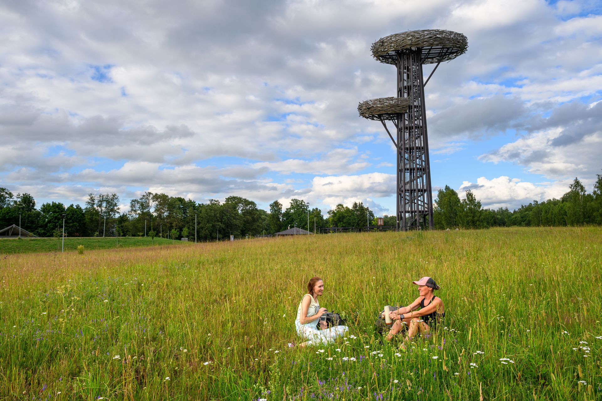 Zwei Frauen machen eine Wanderrast in Estland